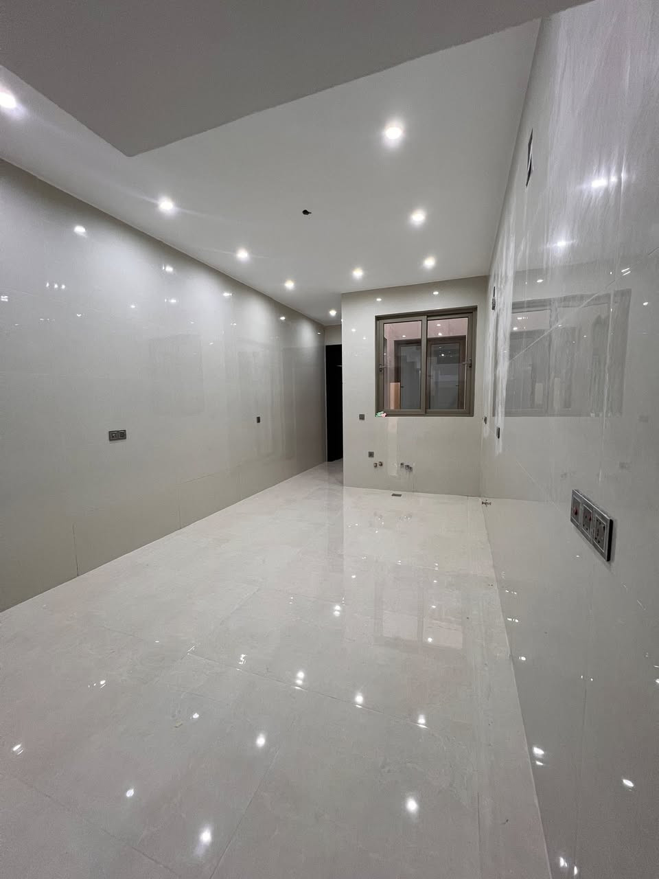 بيت للبيع في بغداد – حي القاهرة
📍 الموقع: حي القاهرة – قرب أسواق أبو تحسين
📐 المساحة: 134 م²
🏠 بناء حديث ومواصفات مميزة

✅ 4 غرف نوم
✅ 4 حمامات
✅ صالة واسعة
✅ مطبخ
✅ منوران
✅ كراج للسيارة

فرصة مناسبة للسكن العائلي في موقع حيوي وقريب من الخدمات والأسواق.

📞 للاستفسار والمزيد من التفاصيل يرجى التواصل
***********
  #بيت_للبيع #ضباط_القاهرة #بيع_شراء #عقارات_بغداد
