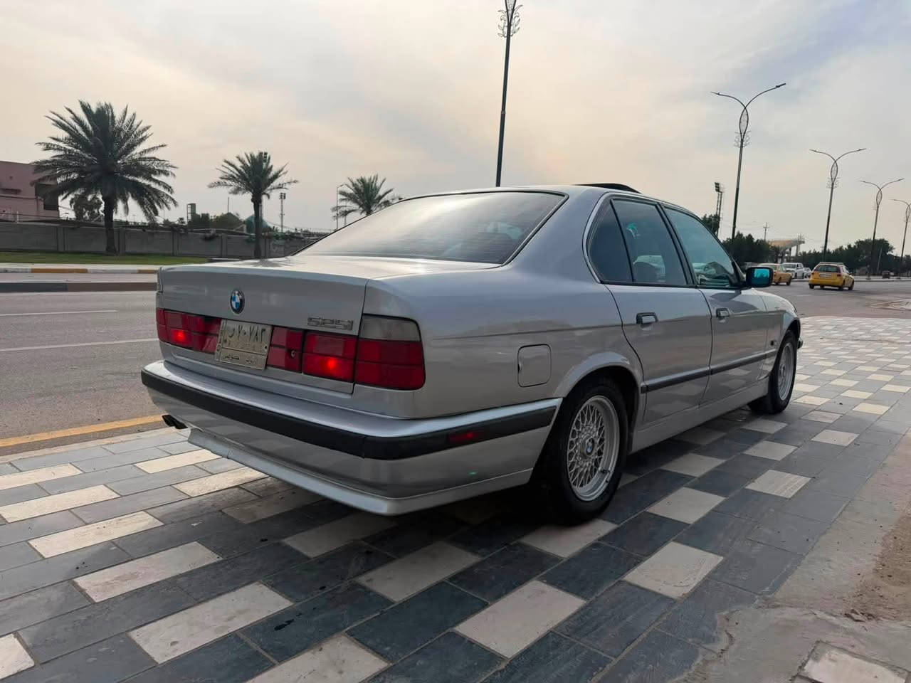 السلام عليكم 
للبيع فقط BMW (525) مسكر وارد ياباني 
موديل 1991 ب اسمي تحويل بكركوك 
صبغ جماليه بدون حادث بدون تعمير داخلي تخم تاير جديد صدر جديد تبريد كير مكينه بلادي زنون عالي ناصي غرفه جديدة صبغة جديدة 4 جام اوتو فتحة رقم كركوك ب اسمي انطيك تراي من اربيل للبصرة سيارة جاهزة من كلشي 
مكان السيارة بغداد - الدورة 
السعر 67$ ورقة 
للاستفسار ***********
