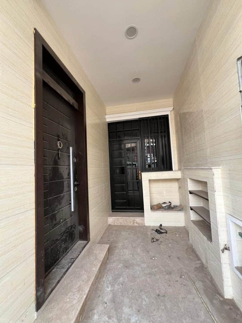 🏡 مشتمل للبيع
المساحة 110 متر ⚜️
الوجه 5.50 و النزال 20 ⚜️
مدخلين استقبال و مطبخ ⚜️
يحتوي على استقبال و صالة و مطبخ و غرفة نوم و خدمات و ترك و منور ⚜️
طابق ثاني ثلاث غرف نوم و غرفة سويت و خدمات و بلكونة ⚜️
البيت فول موصفات ⚜️
ا
الارضية مرمر ⚜️

الشبابيك اللمنيوم ⚜️
ابواب الداخل كله تركي ⚜️
باب الاستقبال دفتري تركي ⚜️
انضمة سبالت ⚜️
نضام كامرات ⚜️
📍عنوان المشتمل حي اور قرب فلكة صباح الخياط 

📍عنوان مكتب الفرات للعقار حي اور شارع نادي النفط مقابيل لحوم ابو سجاد / او فلافل الطيب 
📞 عباس العقابي ***********
*********** ابو رحمه
