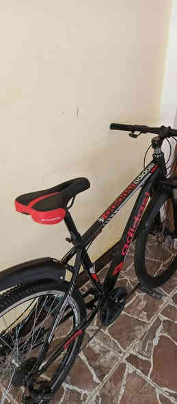 بايسكل 🚴‍♂️ حجم 26  رياضي  ماركه اديداس 
متواجد على رقم ***********  
مالسعر   ١١٥
