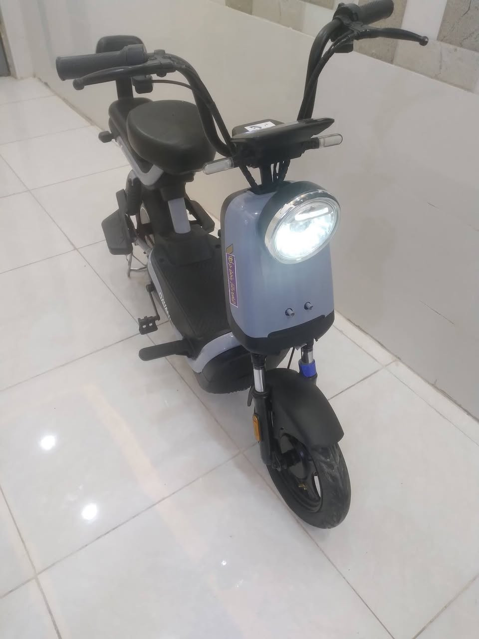 1 دراجه نضيفه وشوف بعينك بلصور

2 دراجه سرعتها 45 حقيقي

3 تحمل 120 گيلو

4 استاند جانبي وخلفي

5 لايت عالي وناصي

6 بطاريات بلاديه مامتعوبه

7 تجيك وياه شاحنتها اصليه 

8 سويج نسختين وبصمه قفل وتشغيل عن بعد 

9 بيها اشاره يمين ويسار ولايت وبك لايت

10 بيها 3 نمر وسرعات مختلفه

11 بيها بايدرات اثنين 

السعر : 220 
تريد تستفسر أكثر راسلني خاص أو اتصل على هذه الرقم ***********
