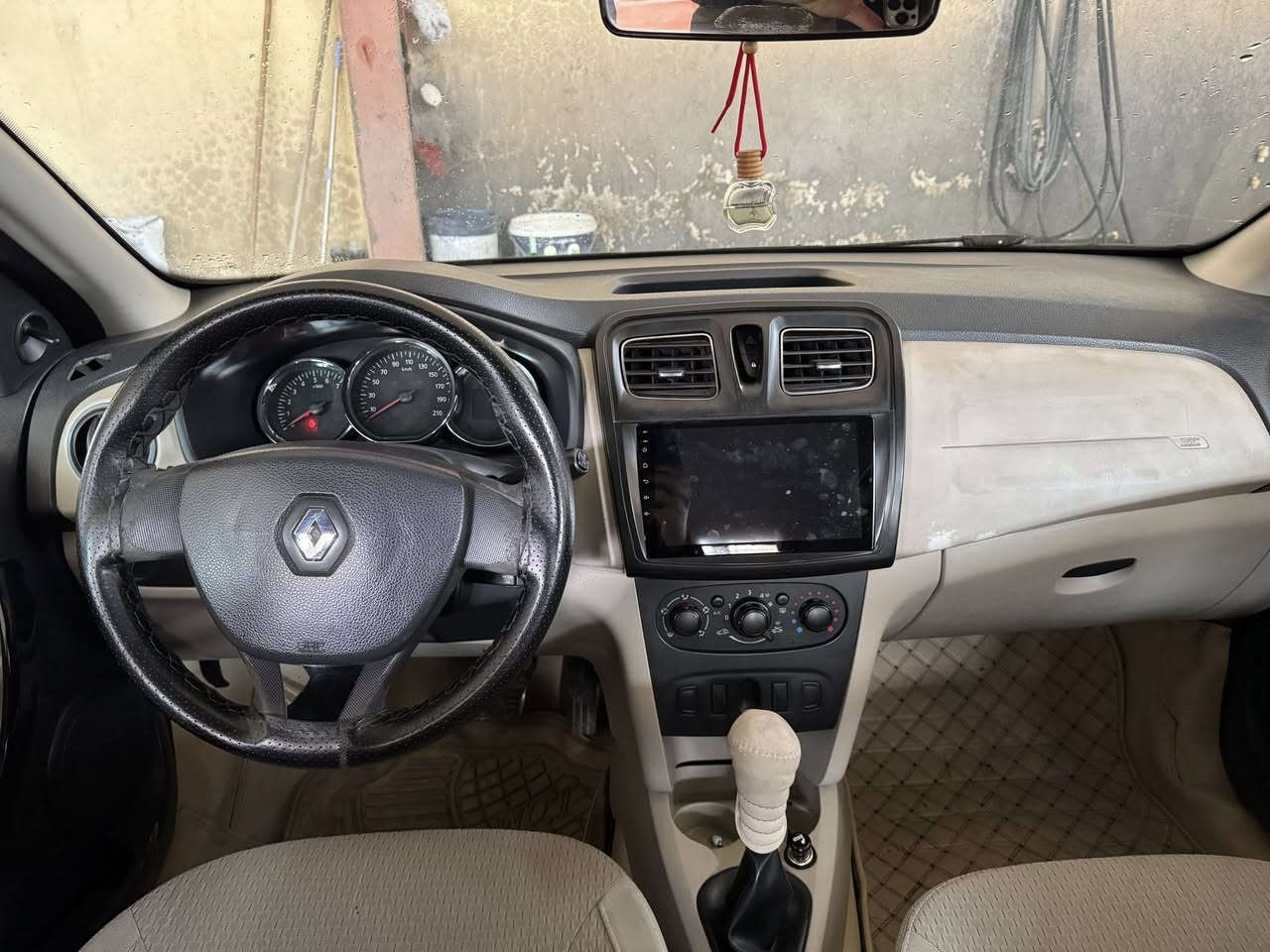 ڕینۆ سیمبول ٢٠١٦
کارەبای بە شەرت 
مەکینەی بەشەرتی فیتەر
تەبدیت و گەرمی بەشەرت 
تایەی تازە 
سەنەوی تا ٢٨ تازە
بە شەرت تەحویل 
شاشە ئایپاد
گێر عادی و ئۆتۆ
تازە سێرڤسی بۆ کراوە
بەس چەمەلەقی لای سایەق بۆیاخە
73 گەڵا و مەجال 
***********
