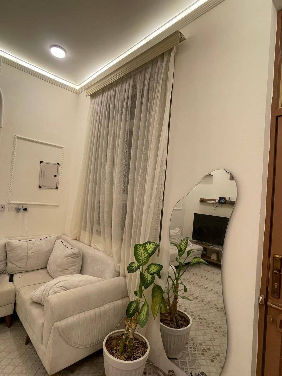 بيت للبيع المساحه 100 متر مربعه طابقين بناء حديث حي الاطارات على شارع 20 بصف الركن موقع مميز السعر 200 مليون مع المجال للاتصال ***********
