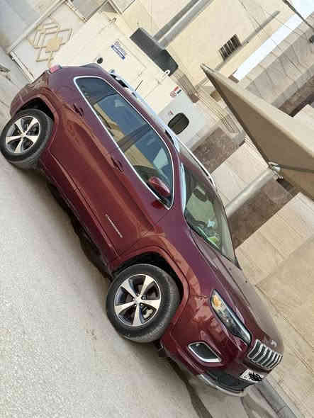 السلام عليكم جيب شيروكي بزون 
موديل 2022 لمتد 
فول مواصفات 1/1 
بانراما جلد كشنات ثنين كهرباء 
تشغيل عن بعد شاشه كبيره 
كامره حساس امامي خلفي 
رادار امامي تشغيل تلقاىي 
تحديد مسار محرك 6سلندر
تبريد قطعتين جنطه كهرباء  
اعلى مواصفات فول للاخير 
ماشيه 15الف محرك كير كفاله
بيها قطعتين صبغ فقط 
السعر 135
***********

