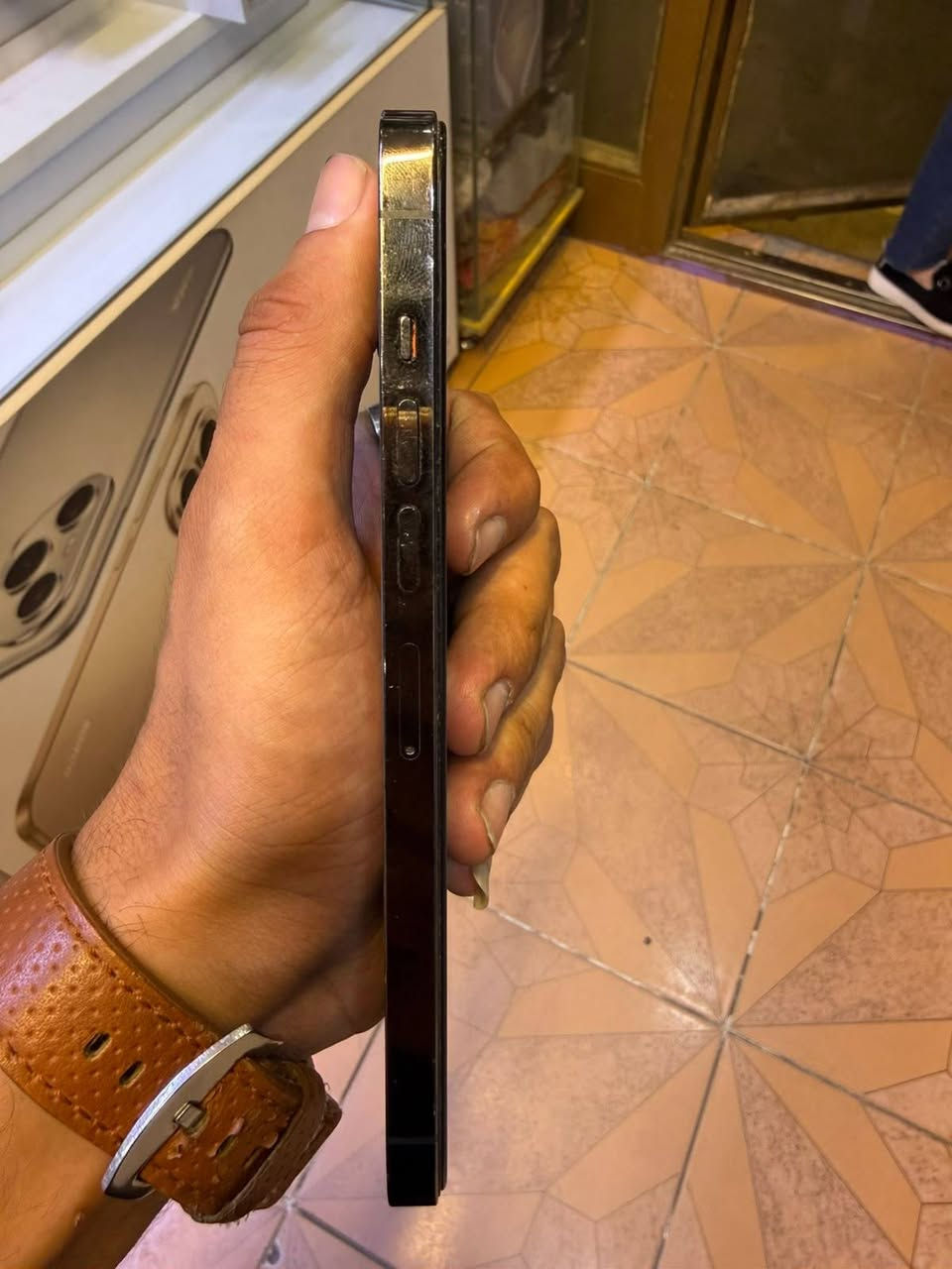 سلام عليكم 13برو ماكس
شرق أوسط دبل سيمكارت 
لضرر بس لضهر 
بطاريه 78
ذاكره 256
لسعر 650وبي مجال 
***********
