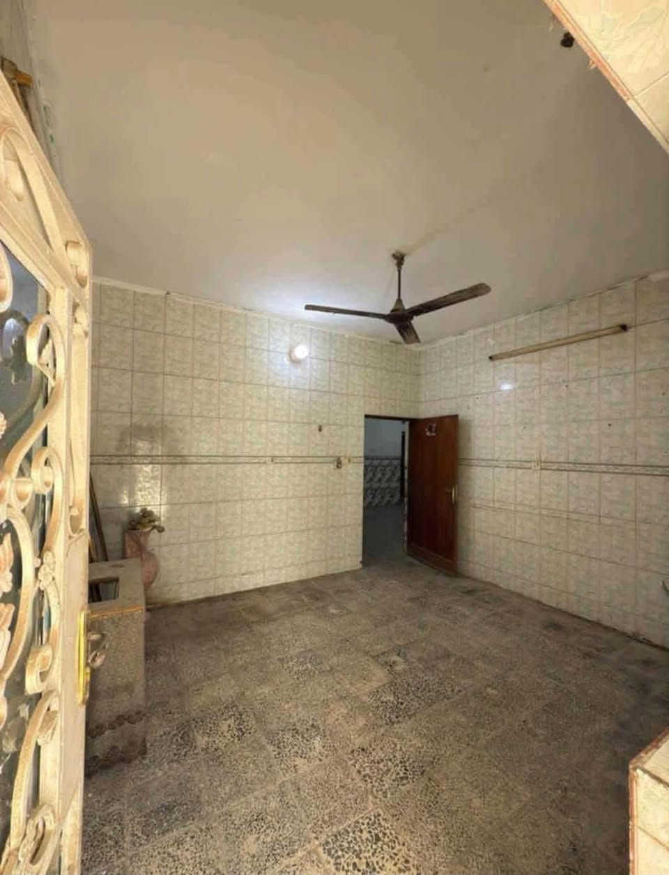 #دار_للبيع– موقع مميز في حي الجزائر
📍 شارع الضغط – ثالث بيت عن شارع الضغط السايدين

🔹 المساحة: 181 م²
🔹 الواجهة: 8.5 متر
🔹 الحالة: فارغ وجاهز للسكن فوراً
🔹 البناء: قوي ونظيف جداً
🔹 الارتفاع: عالي عن الشارع
🔹 المجاري: على الشارع مباشرة

✨ مواصفات الدار:
▪️ 5 غرف نوم
▪️ 2 غرفة نوم نظام سويت
▪️ صالتان
▪️ استقبال
▪️ مطبخ
▪️ صحيات داخلية وخارجية
▪️ طارمة
▪️ تشطيب مرتب ونظافة عالية

⚡ الخدمات:
كهرباء – ماء – مجاري – خدمات كاملة

📌 ملاحظة: موقع ممتاز وشارع حيوي، مناسب للسكن العائلي.
———————————————————
🔺#للاستفسار الاتصال على ***********
او زيارة مكتبنا الكائن في حي المعلمين 
نزلة فلافل تشرين مكتب الماس  للعقار والمقاولات
