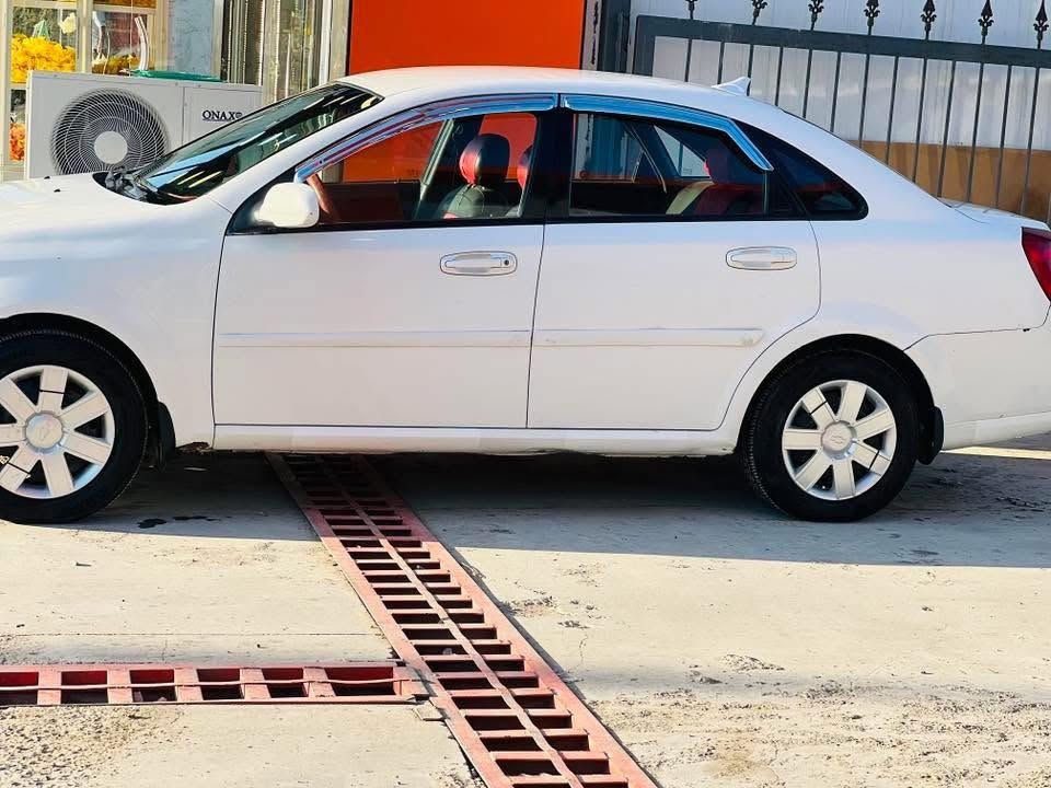 السياره كير مكينه تبريد مكفولات .
صدر جديد تايرات جديده باتري جديد 
منضومه البانزين صيانه كامله 
داخل جديد +شاشه تاب وكامره 
لايت زنون شمسيي 
كهربائيات السياره كلها شغاله 
السعر 62 وبيها مجال 
 رقم بغداد ب اسمي
***********
