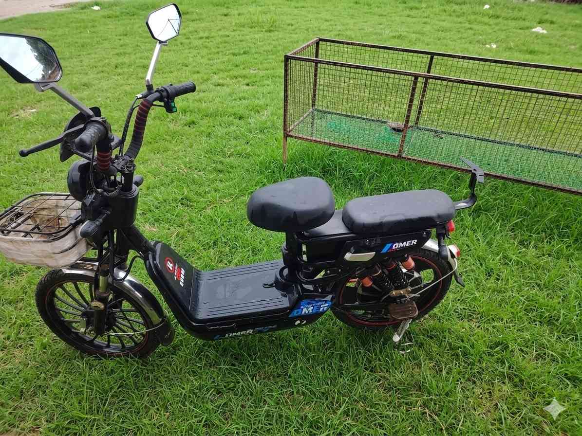 دراجة شحن كاملة شغالة 

بطاريات جدد 

اشاير يمنة ويسرة شغالة 

لايت بك لايت شغال

حساس بريك شغال

شاشة عداد الكتروني

٤ سرع

دراجة نضيفة كلش 

العنوان بعقوبة حي الملعمين

السعر ٢٥٠ 

شراي اتصل ما اجاوب عالخاص 

***********
