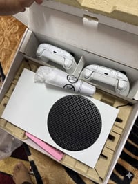 للبيع جهاز Xbox Series S الغني عن التعريف، الجهاز نظيف جداً (مثل الجدي...
