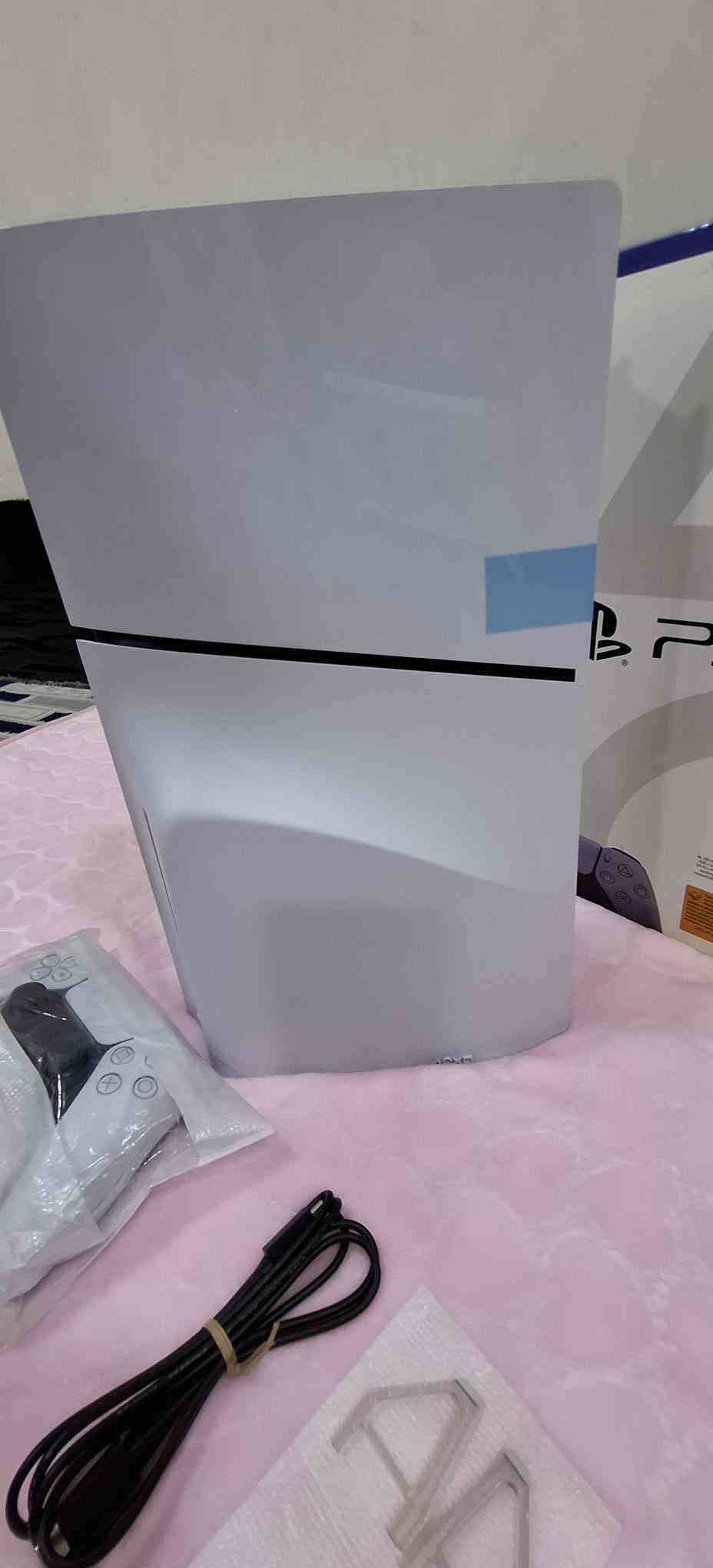 السلام عليك بلي 5 سلم واحد تيره كسر كارتون السعر ٦٥٠ الف مكاني دوره حي اسيا *********** الجهاز مستخدم يومين فقط لاغير حته الجوستك بعده على شحن الشركه
