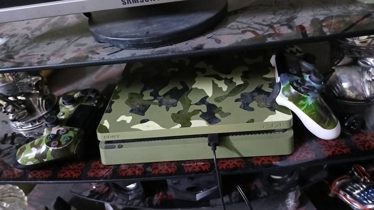 السلام عليكم بلي 4 مهكر نضام 12.02 باندل ذاكرة 1تيرا  كلش نضيف وممفتوح ولامصلح مع يدات ثنين وحده اصليه وحده تجاريه وهارد خارجي نص 500 ذاكرته 
سعر ٣٠٠ وبي مجال اذا وي الهارد اذا بدون هارد ٢٧٥
***********
مكان بغداد الحريه
