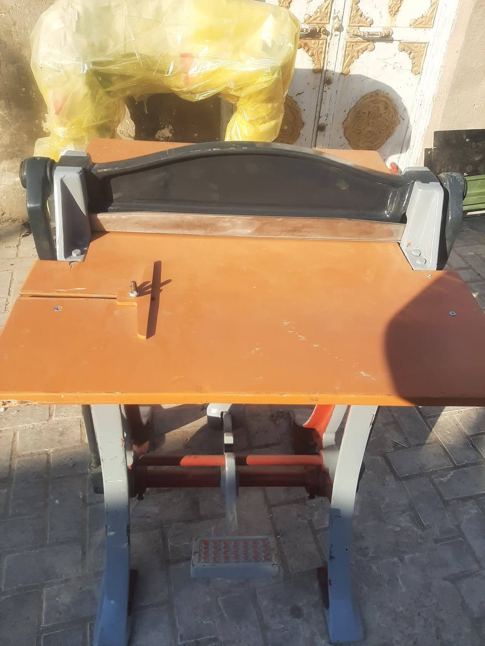 ماكنة تخريم ورق باليد والاخرى  بالرجل جديد غير مستخدم حديد ثقيل للاعمال الشاقه *********** وات ساب
