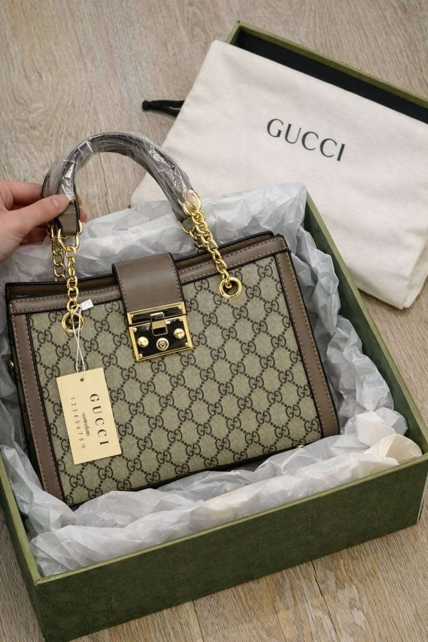 تخيلي تدخلين أي مكان…
الكل يلاحظك ✨
مو بسبب ملابسك… بسبب التفاصيل 👇
💼 حقيبة غوتشي الأصلية = هيبة + ذوق + حضور

⚠️ خلينا نكون صريحين:
السوق مليان تقليد… بس الفرق يبان من أول نظرة
وأنتِ أكيد ما ترضين إلا بالأصلي

🔥 ليش هذا العرض مختلف؟
✔ موديلات مختارة بعناية (مو أي شي بالسوق)
✔ أسعار منافسة لفترة محدودة فقط
✔ توصيل سريع + دفع عند الاستلام

⏳ القرار بيدك:
إما تبقين مثل الكل…
أو تصيرين “اللي الكل يلاحظها


**إذا كنت صاحب هذا الإعلان وتريد حذفه لأي سبب، رجاءا أرسل رسالة إلى الدعم الفني**