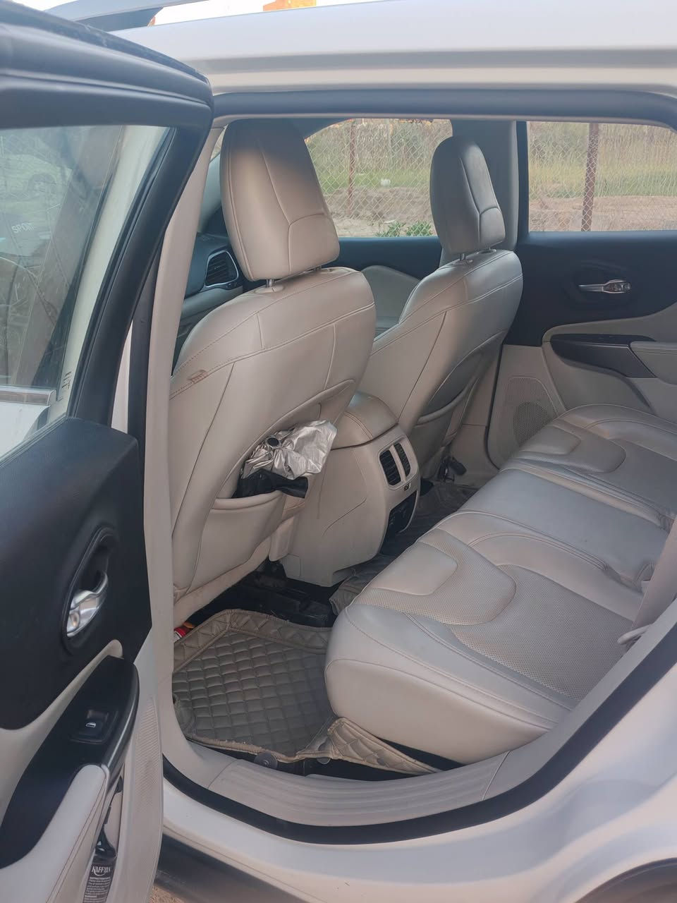 ​الموديل والمحرك: جيب شيروكي (بزون) لاتيود 2021 - محرك 6 سلندر 3200cc (عزم قوي وتبريد ثلج).
جيب شيروكي (بزون) لاتيود 2021
محرك 6 سلندر 3200cc (عزم قوي وتبريد ثلج).
​العداد واللوحات: ماشية 81 ألف.
رقم بغداد / مشروع وطني، السنوية لـ 2028، والهزة جديدة.
​✨ أبرز المواصفات (فول أعلى صنف):
​سقف بانوراما چبيرة
جنطة خلفية كهرباء.
​داخل جلد اوف وايت (كراسي كهرباء + ميموري خزن).
​تدفئة كشنات
تدفئة ستيرن.
​شاشة چبيرة (آبل كاربلاي وأندرويد أوتو)
سستم صوت Bose الأصلي مع دمام.
​رادارات كاملة (رادار أمامي وتوقف ذاتي، رادار جانبي نقاط عمياء، نظام المحافظة على المسار).
​كاميرات و حساسات خلفية.
​بصمة تشغيل عن بعد
لايتات وكشافات زنون .
​طخم تاير جديد
أرضيات تفصال جلد أبيض (شغل حجي محمود بعد).
​
وضع السيارة والحادث:
وارد أمريكي، الحادث جاملغ أمامي مبدل بنيد وشبكة فقط (تصليح درجة أولى هنا بالعراق قوالب بلاد).
​الشاصي واللغد والمحرك: سليمات ومكفولات 100%.
​الإيرباك: طاق بالحادث ومصلح سستم كامل  وشغال طبيعي.
​📌 السعر عالخاص
📞 للتواصل: [***********]
العنوان ميسان
