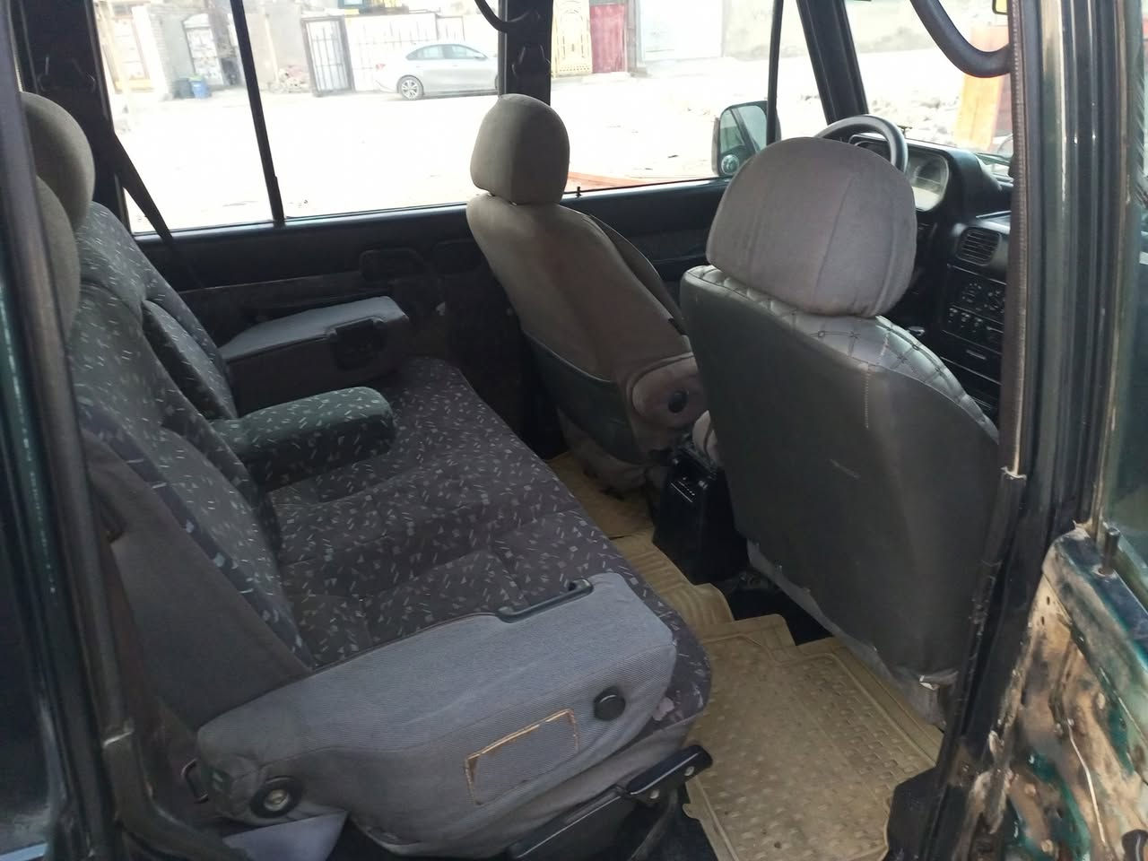 السلام عليكم سيارة كالوبر للبيع موديل 98  كير عادي كهربائيه كلها شغاله بيها خيط تبخير بسيط  السياره مال بيت سياره نضيفه. بيها جراد  لون زيتوني  السعر 50بيها مجال حك الجيه   رقم بغداد انكليزي تواصل على ***********
