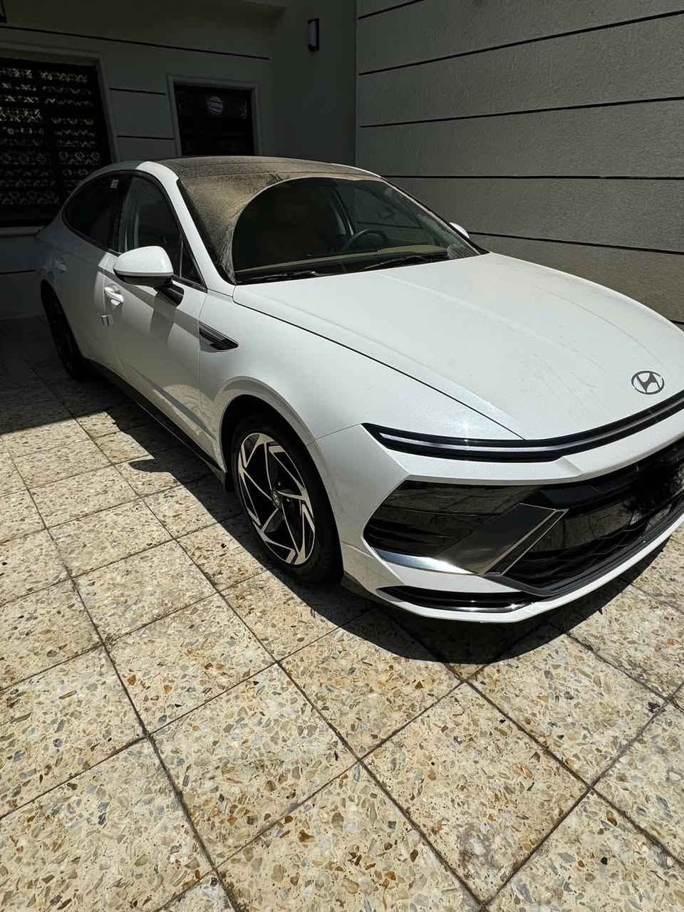 سوناتا 2024  ( خـليـجـي ) بعدها زيرو  بريحه الشركه  كفاله رقم بغداد بسمي عامه ماشيه 9000
الأداء والمحرك (المواصفات القياسية)
• المحرك: 4 أسطوانات (Smartstream) سعة 2.5 لتر.
• القوة الحصانية: حوالي 191 - 194 حصان.
• عزم الدوران: 245 نيوتن متر.
• ناقل الحركة: أوتوماتيكي بـ 8 سرعات.
• نظام الدفع: دفع أمامي (FWD).
• استهلاك الوقود: موفرة جداً، بمعدل تقريبي 16.3 كم/لتر (يختلف قليلاً حسب ظروف القيادة).
2. التصميم الخارجي
• الإضاءة: تتميز بشريط إضاءة LED ممتد في المقدمة يسمى "Seamless Horizon Lamp" يمنحها مظهراً مستقبلياً.
• المصابيح: مصابيح أمامية LED (نوع MFR) وإضاءة خلفية LED متصلة.
• الجنوط: تأتي بقياس 16 أو 17 بوصة من الألمنيوم في الفئة القياسية.
• المرايا: جانبية كهربائية مدمج بها إشارات انعطاف LED.
3. المقصورة والتقنيات الداخلية
• الشاشات: شاشة معلومات وترفيه تعمل باللمس مقاس 12.3 بوصة (أو 8 بوصة في بعض الأسواق لنسخ الفليت)، تدعم Apple CarPlay و Android Auto.
• لوحة العدادات: رقمية بسيطة مقاس 4.2 بوصة LCD تتوسط العدادات التقليدية.
• المقاعد: مكسوة بالقماش عالي الجودة مع تحكم يدوي أو كهربائي بسيط لمقعد السائق.
• التكييف: نظام تكييف هواء يدوي مع فتحات تهوية خلفية.
4. أنظمة السلامة والأمان (Standard)
تتميز سوناتا بأنها توفر حزمة أمان جيدة حتى في أقل فئة:
• وسائد هوائية أمامية مزدوجة (للسائق والراكب).
• نظام تثبيت السرعة (Cruise Control).
• حساسات ركن خلفية للمساعدة في الاصطفاف.
• نظام منع انغلاق المكابح (ABS) وتوزيع قوة الفرامل إلكترونياً (EBD).
• نظام مراقبة ضغط الإطارات (TPMS).
ماشيه9000km 
مكان السياره بغداد 
الاستفسار

‭0771 467 3844‬
