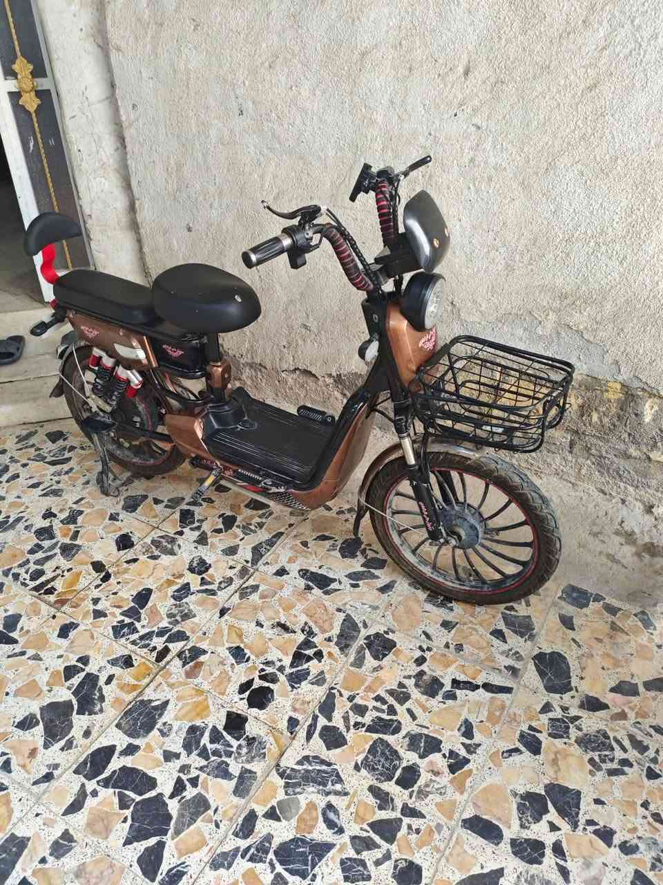 السلام عليكم دراجه شحن للبيع خمس بطاريات مكاني اربع شوارع  رقم ***********
