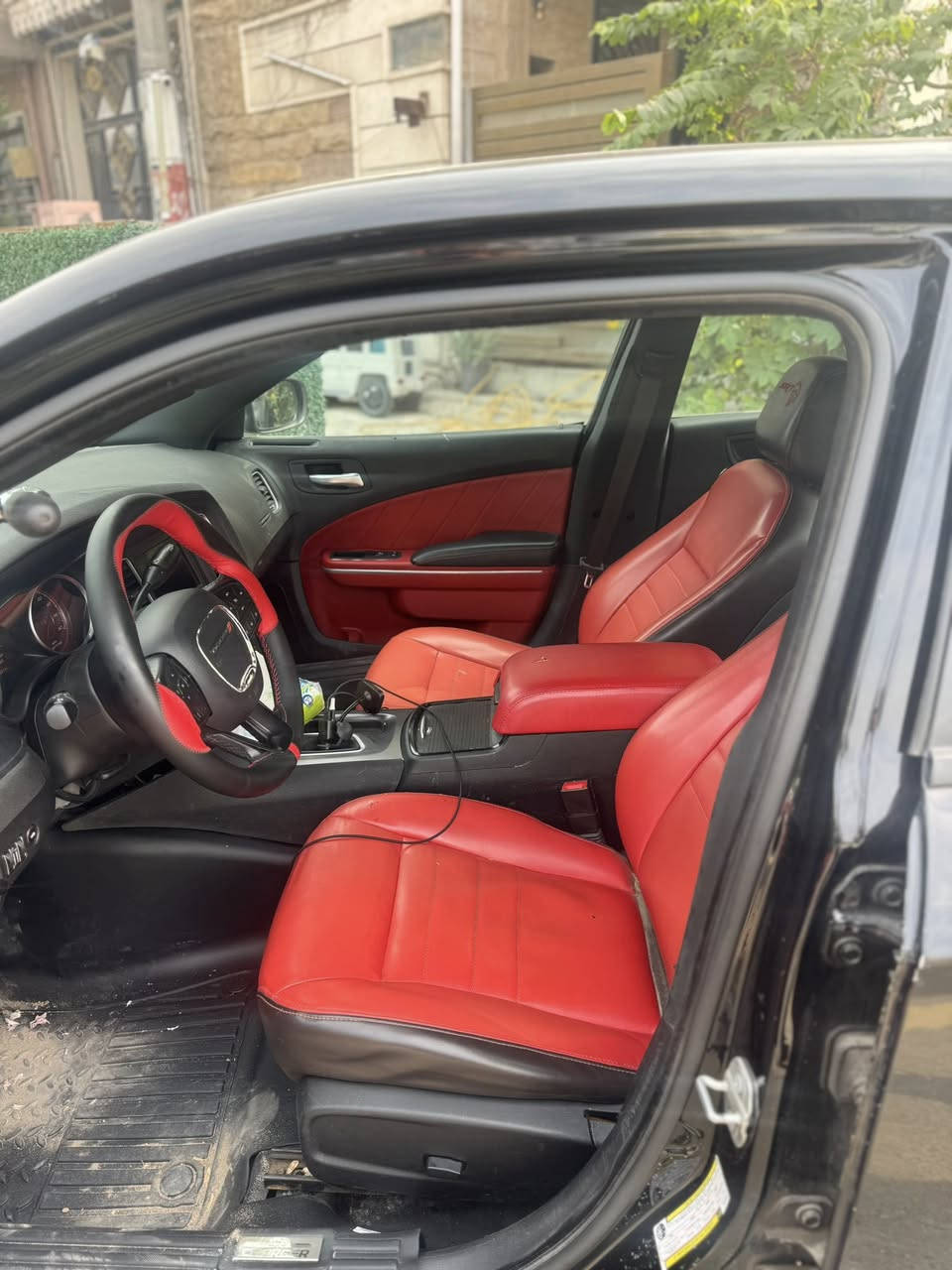 السلام عليكم 
جارجر بوليسي 2023 
محرك 6 سلندر 3600
فور ويل.    
حادثه فقط دعاميه اماميه مبدله 
***********
ماشيه 80
