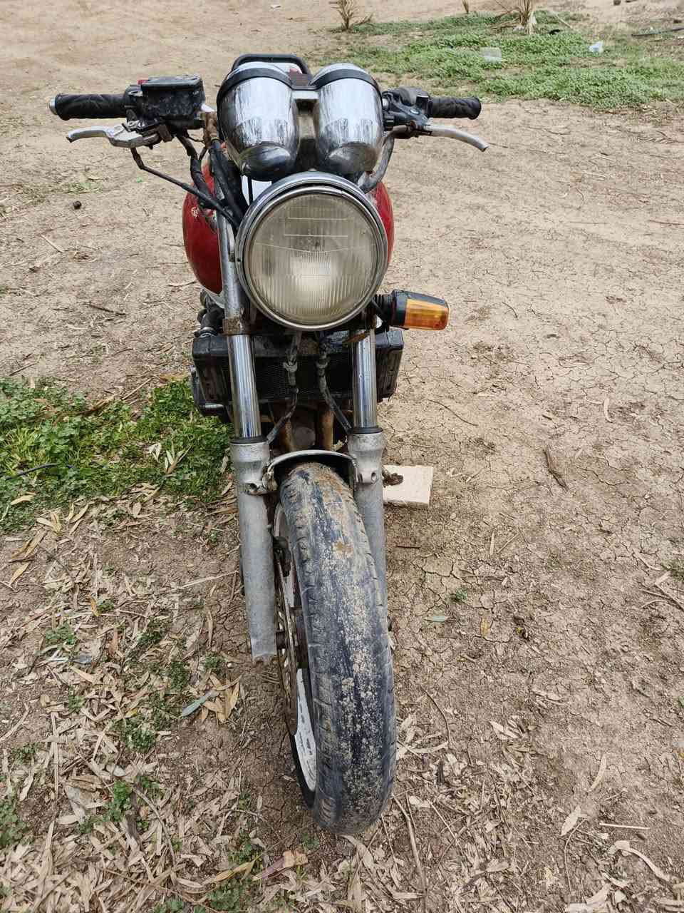 السلام عليكم شباب دراجه سيبي فور 400 الدراجه كامله محرك مفتوح بس مجفت تجفيت مضبوط اي تبخير مابيهة كهربأيات كلهة شغاله دبلات خلفي جدد الدراجه نقصهة كفر يسره اشاره يمنه اماميه فقط اي نقص مابيهة السعر مليون و350وبيهة مجال ***********
