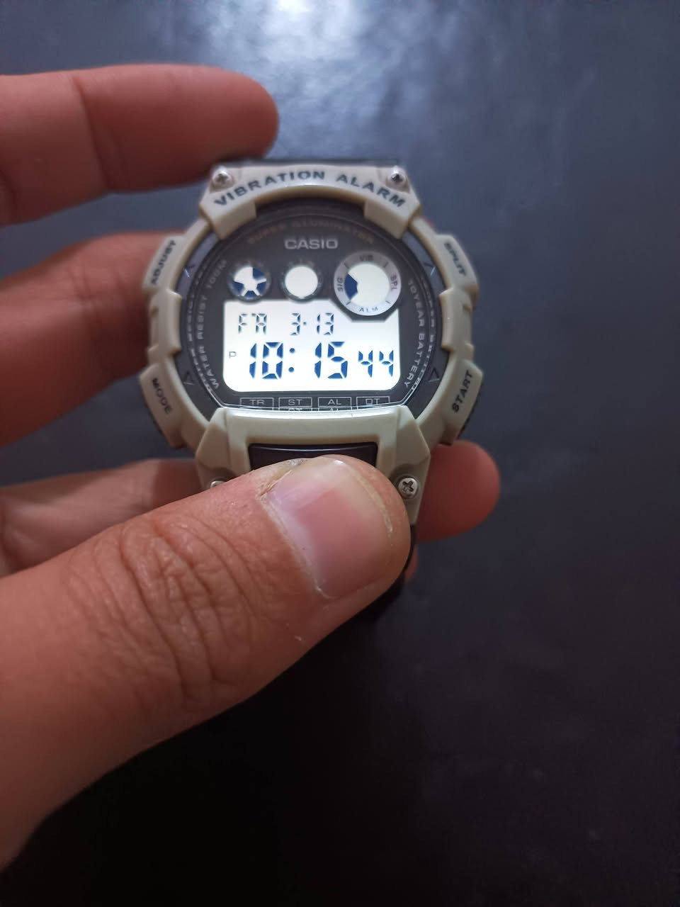 السلام عليكم 
كاسيو اصلي 
السعر 50

تتميز هذه الساعة بخاصية المنبه بالاهتزاز (Vibration Alarm)، مما يجعلها مثالية للتنبيه بهدوء في الأماكن الهادئة أو الصاخبة
أبرز مواصفات الساعة:
عمر البطارية: يصل إلى 10 سنوات (باستخدام بطارية CR2032).
مقاومة الماء: حتى عمق 100 متر، مما يجعلها مناسبة للسباحة والغطس السطحي.
الإضاءة: مزودة بضوء LED خلفي قوي (Super Illuminator) باللون الأبيض.
الوظائف الإضافية: تشمل ساعة إيقاف (Stopwatch)، مؤقت تنازلي (Countdown Timer)، منبه يومي، وتقويم تلقائي كامل حتى عام 2099


**إذا كنت صاحب هذا الإعلان وتريد حذفه لأي سبب، رجاءا أرسل رسالة إلى الدعم الفني**