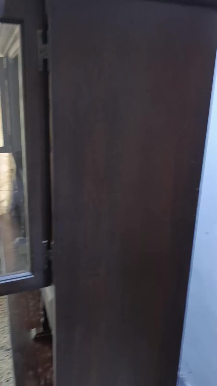 السلام عليكم ...بوفية خشب جوزي غامق للبيع مكونة من قطعتين  القطعة العليا معرض زجاجي والقطعة السفلية ابواب الطول 195سم الارتفاع170سم العمق 47سم السعر 60الف العنوان بغداد حي القاهرة للاستفسار الاتصال على *********** او ***********
