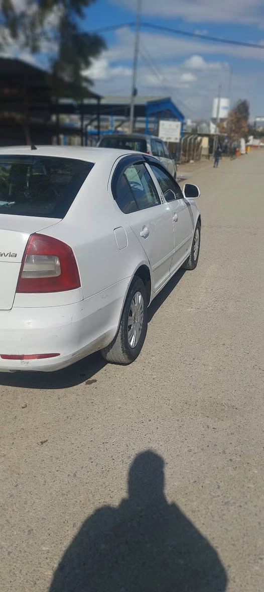 سكودا اوكتافيا 
موديل 2013
لون ابيض گير اوتوماتيك وعادي
محرك 16 اقتصادي شركة 
قطعة واحدة صبغ 
سيارة راكز وثابتة
شاشة اندرويد وكامرة خلفية 
رقم دهوك جديد
السنوية 2028
الهزة لشهر 3 
سيارة اقتصادية 

السيارة بأسمي والتحويل شرط وماعليها غرامات 
السعر 90 ومجال للطيبين 
التواصل ***********
***********
امانة لي موشراي لايكسر بالسعر ولا يخابر ولا يضر ارزاق الناس ومشكورين
