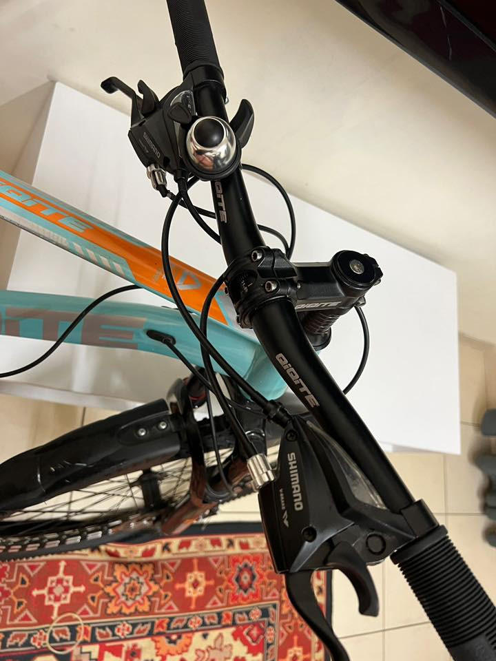 للبيع: باسكل جبلي (Mountain Bike) نظيف جداً بحالة ممتازة 🚲
• النوع: باسكل جبلي (MTB) بتصميم عصري وألوان مميزة (تيفاني وبرتقالي).

• الهيكل (القماري): ألمنيوم خفيف الوزن ومتين جداً.

• نظام السرعات: شفتات شيمانو (Shimano) أصلية، تبديل نمرة سلس جداً (أمامي وخلفي).

• المكابح (البريكات): نظام ديسك بريك (Disk Brakes) أمامي وخلفي لاستجابة سريعة وقوية.

• التايرات: بحالة ممتازة، النقشة واضحة وجاهزة للمشي الطويل.

• الإضافات: يحتوي على "مدقات" (Mudguards) أمامية وخلفية للحماية من الطين، وجرس تنبيه، وقاعدة مطارة.
حالة الدراجة نظافة 100%

• التبديلات والبريكات كلها شغالة 100%.

السعر: [110] (بي مجال كلش للشراي )
***********
