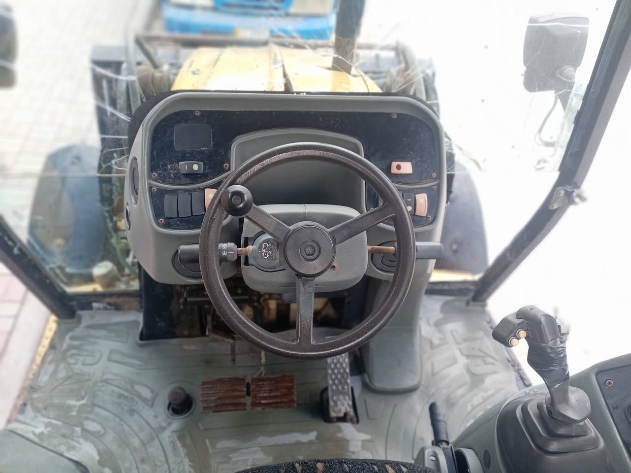 حفاره كترللبيع موديل ٢٠٠١ مكفوله كفاله عامه *********** ***********
