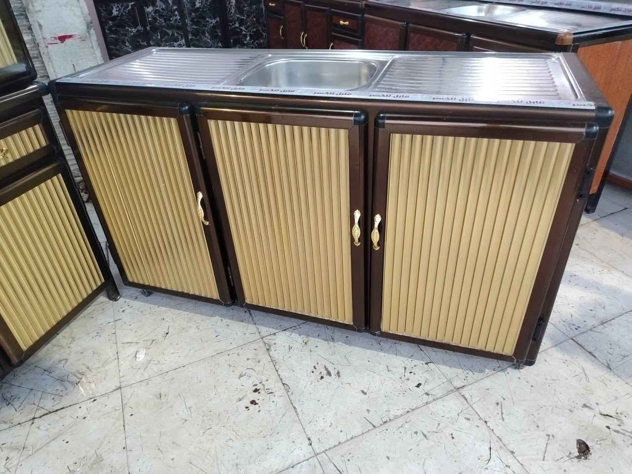 للبيع كونتر ارضى ملحق مترين نضيف سنك متر نص شغل تقيل سعر ٣٤٠ بي مجال *********** اسيا *********** اخ جديد

