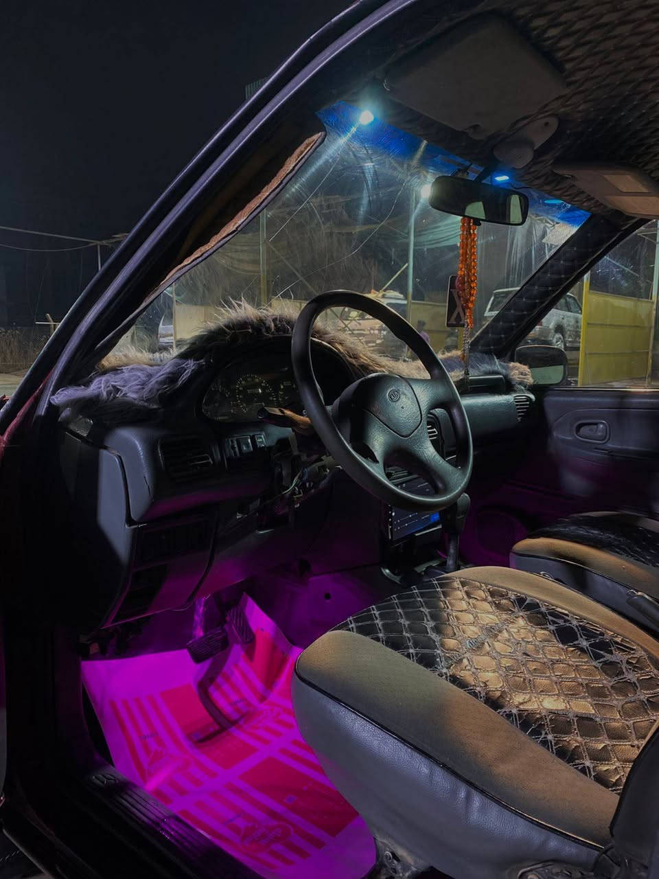 سلام عليكم ورحمة الله وبركاته
عندي سياره 🚘نوع سبورتج احمر ألون 
موديل السياره ١٩٩٥
رقم بغداد جديد 
سنويه جديده 
السياره بل حقيقه احله من الصور 
كير اوتماتيك 
محرك 2000مسكر بي مشكله
السياره فورويل 
شاشه
كأمره خلفيه 
سستم صوت 
مكان السياره بغداد 
رقم صاحب السياره ***********
السياره سعرها 40وبيهة مجال
