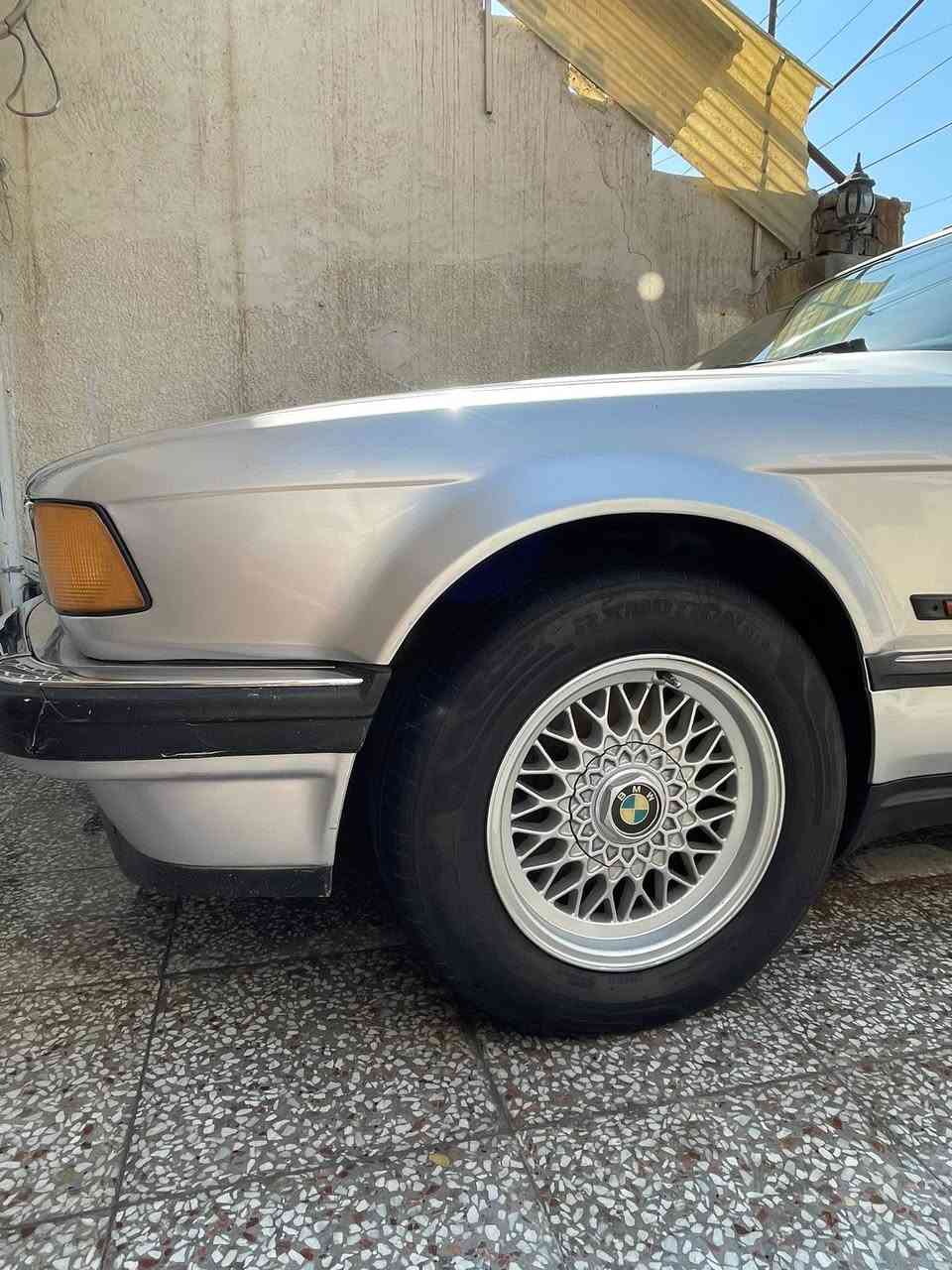 السعر في الاخير 🌹 
بي ام 735 موديل 92 كلها عل بلاد 
-كشنات جلد كهرباء حتى التجاوي كهرباء
-شاشة قلاب تدعم كار بلي وكاميرا خلفية اصلية
-سستم صوت 8 سماعات 
-محرك كير جدد حاوية من كصة زيرو
-كلج مروحة جديد 
-منظومة تبريد جديدة شرط ثلج 
-كهربائيات كلها شغاله 
-دبل جام 
-دبل ايرباك
-كومبيوتر شغال
-ايرفلو بلاد 
-سفايف ابواب بلاد مو تجاري 
-سلايد 
-منظومة مي كلها جديدة من راديتر وجوينات وولف اصلي انسى الحماوة 
-مروحة كهربائية بلاد 
-سنترلوك وتصعيد جام بلاد وية جوزة الباب 
-دبل جكمجة 
-دشبول كلة شغال اي تحذير يطيك اشعار 
-منظومة بانزين من الفيت بمب وصوندات و مبخرة بانزين ونوزلات وايرفلو كلة جديد واصلي 
-منظومة هوة من ايسي وفلاتر وجوينات الهوة كلة اصلي 
-ادامة كاملة من الدعامية للداعمية من دجة كير اكسل ومحرك 
السيارة برغي تجاري مابيها كلة اصلي 
-صدر امامي كامل من قاعدة الدبل الى البولبرن الى الدسكات كلة اصلي وجديد 
-بور سترين جديد 

السيارة جديدة وناعمه كلش ومابيها برغي تجاري و مسويلها عازل صوت وحرارة يعني صوت شارع ماكو وبل عافيه عل ياخذها
سعرها 98$ (ورقة) 
وبيها مجال  لان مكلفتني اكثر والصور تحكم ونفس الحقيقة
كلشي اكو بل سوك لا تكسر بحلال العالم اترك اثر طيب اذا معجبك السعر 🌹 
***********
