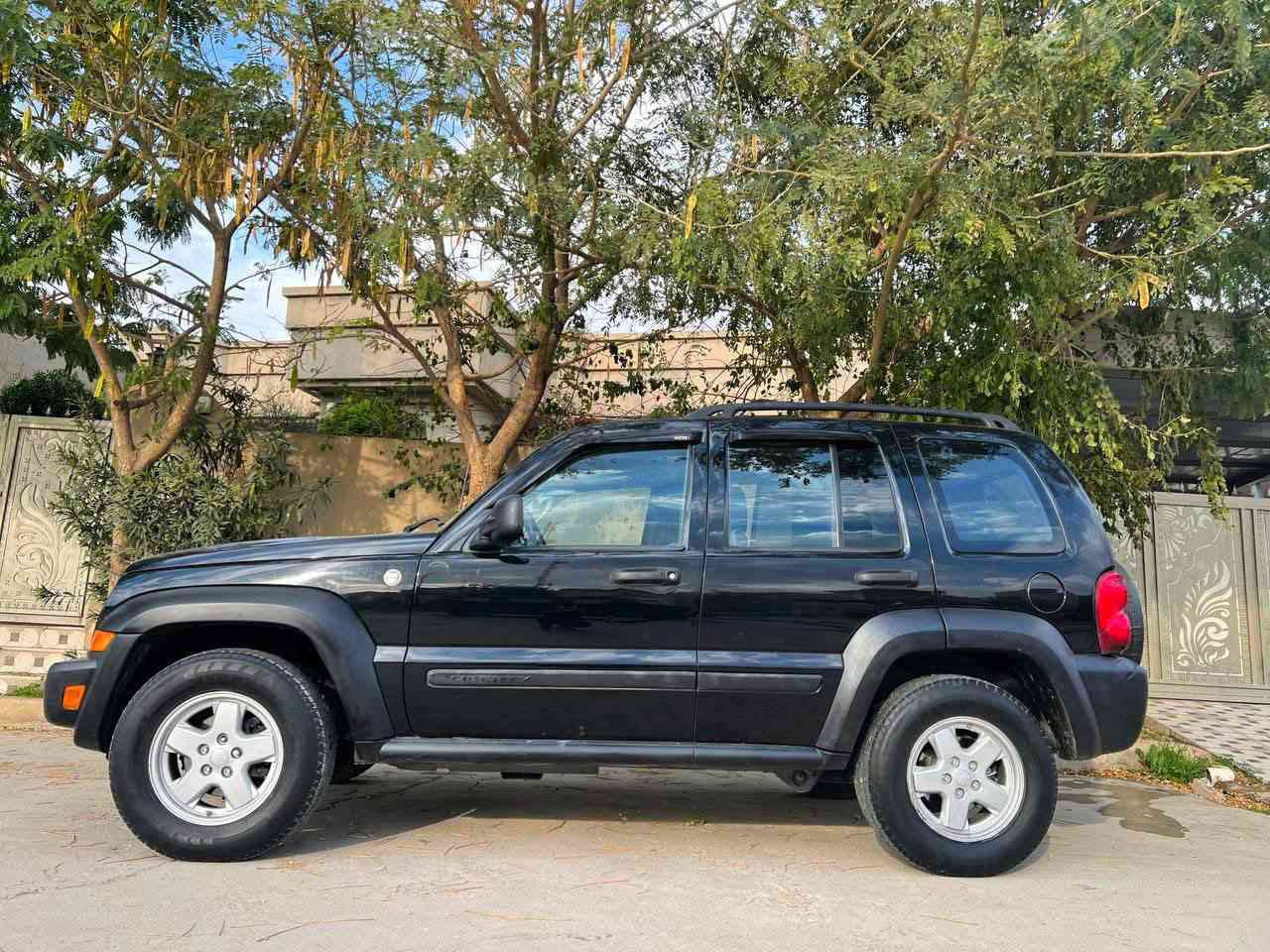 ‏
‏سلام عليكم 
‏
‏للبيع جيب ليبرتي 4×4 موديل 2007
‏رقم دولي سليمانية سنوية 
‏جديد بسمي ثاني يوم بسمك 
‏محرك 3.7 6 سلندر دفتر بنزين كامل 
‏گیر محرك سدر دبل اكسل شرط كل 
‏سبوغ فقت بونيت علمود جمالية 
تبريد حار بارد 🥶 اشتخل شرط 
‏سياره ماشاء الله حيل قوي 
‏سياره ب شرط بدون اي حادث
‏سعر 90 بي مجال شراي خابرني 📞 
‏
‏مكاني كركوك ❤️ 
‏
‏***********
‏***********
‏
‏
