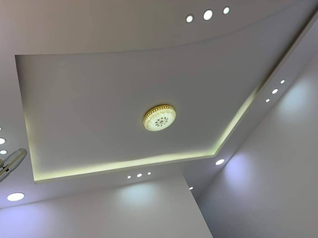 عملي الديكورات الداخليه والفلين الخارجي وجميع انواع الصباغ وعمل ماده الروف مانع الرطوبه بسعار مناسبه ***********
