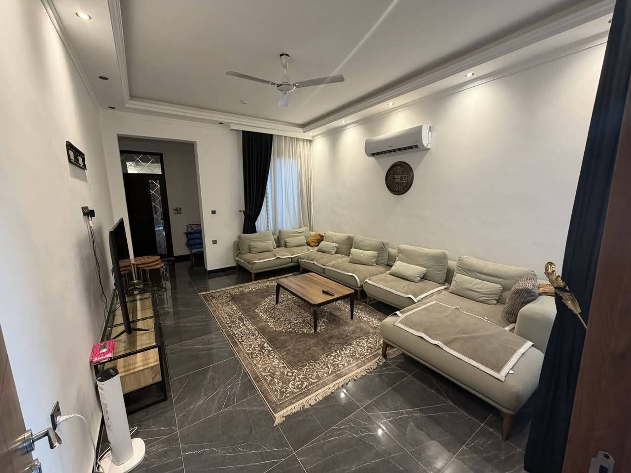 كافة التفاصيل وادقها مذكورة للاستفسار فقط الجاد بالشراء بدون أحراج 
دار  ركن 218 متر  في منطقة مجمع الوثبة   داخل المجمع يعني زراعي سند 25
 المنطقة متكاملة الخدمات وهادئة وجدا مرتبة
بيت مودرن بالكامل  بتصميم عملي جداً، مناسب لسكن عائلة كبيرة 

━━━━━━━━━━━━━━━

ثلاث  مداخل  بالبيت   للكراج وداخل الفرع  ولغرفة الخطار  مباشرة
🏠 الطابق الأرضي (سكن مستقل):
كراج سيارة

صالة جلوس (Hall) 

غرفة خطار مستقلة بمدخلها وخدماتها 

غرفتين نوم واحده منهن  ماستر 

مطبخ حار ومطبخ بارد

حمام رئيسي  كبير 

درج  معزول  داخلي للصعود للطابق الثاني

━━━━━━━━━━━━━━━
🏢 الطابق الثاني – شقتين مستقلات بالكامل:

🔹 الشقة الأولى:

صالة عائلية

غرفة نوم

مطبخ

حمام

 روف فيرندا مساحة ممتازة  kid playground      

🔹 الشقة الثانية:

صالة

غرفة نوم

مطبخ

حمام

إمكانية استخدام جزء من السطح (روف فيرندا / جلسة خارجية)

.

━━━━━━━━━━━━━━━

✨ مميزات العقار:

✔️ مناسب لسكن عائلة كبيرة 
✔️ توزيع عملي واستغلال ممتاز للمساحة وبناء ممتاز
✔️ يصلح لسكن ثلاث عوائل
✔️ موقع  ركن على شارعين كل شارع ١٠ متر 
✔️ فرصة استثمارية قوية

📍 المعاينة للمهتمين فقط
***********
للاستفسار   📩

--- الواجهة فقط لبخ غير مكتملة لكنها نفس التصميم والصور
