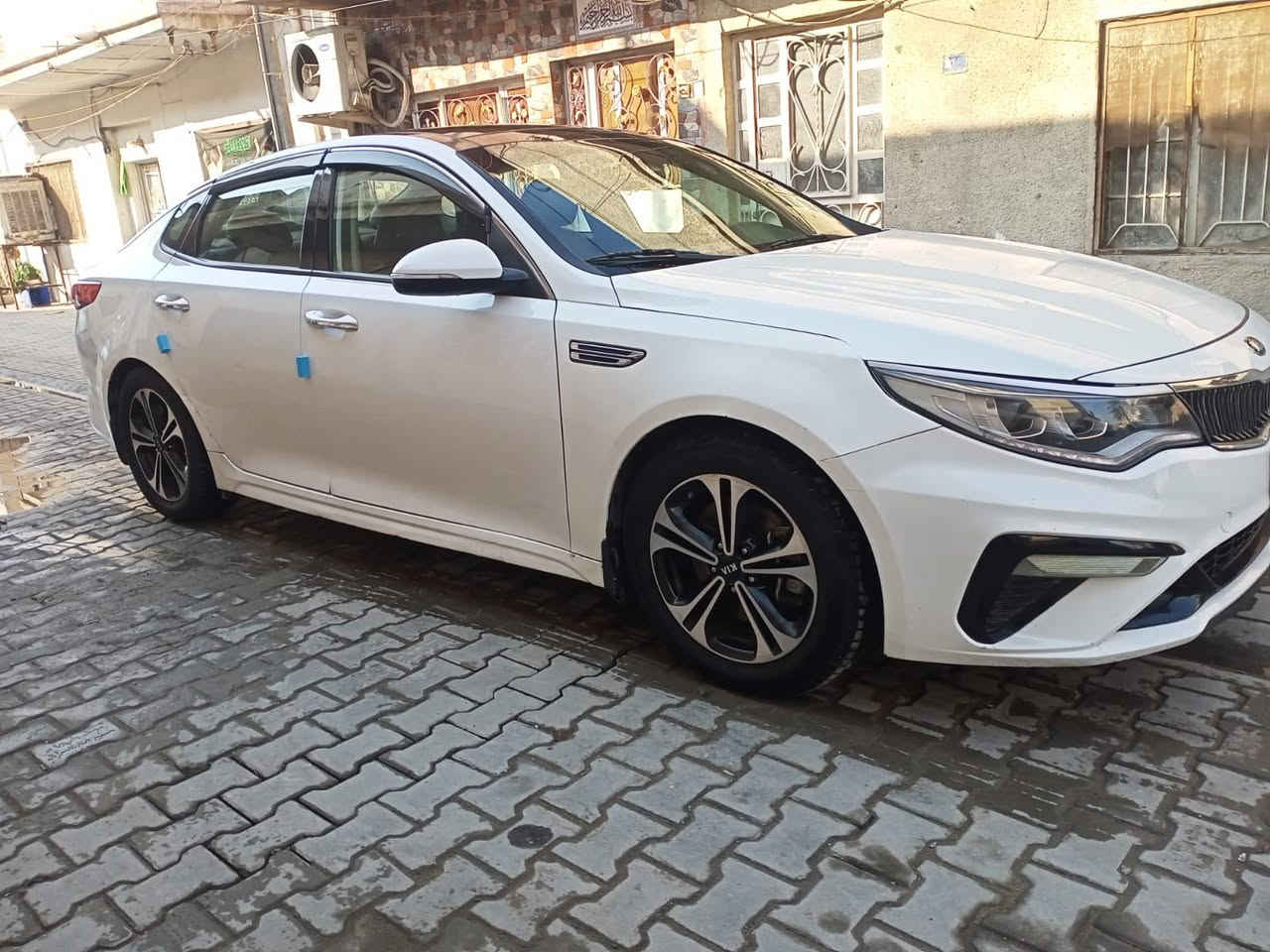 Kia optiama
سلام عليكم 
يرجى قراءة المنشور جيداً

للبيع: كيا أوبتيما  2019 فول vib 

المواصفات العامة:

• الموديل: 2019

• المحرك: 1.6 لتر تيربو

• عدد السلندرات: 4 سلندر

• ناقل الحركة: أوتوماتيك 7 سرعات DCT

• نظام الدفع: دفع أمامي (FWD)

المواصفات الخارجية:

• مصابيح أمامية LED

• مصابيح نهارية LED

• مرايا جانبية كهربائية مع إشارات

• فتحة سقف بانوراما

• حساسات أمامية وخلفية

• كاميرا خلفية

المواصفات الداخلية والتقنية:

• مقاعد جلد

•خزن ميموري للمقاعد

•سماعات ميرديان

• تحكم كهربائي بالمقاعد

• تبريد وتدفئة الكشنات الأمامية

• تدفئة الستيرن (المقود)

• شاشة وسطية تعمل باللمس

• نظام Apple CarPlay و Android Auto

• تشغيل بصمة (Keyless Start)

• دخول ذكي بدون مفتاح

• مكيف أوتوماتيك ثنائي التحكم

• مثبت سرعة

• إضاءة داخلية LED متغيرة الألوان

أنظمة القيادة والمساعدة:

• Auto Hold

• هاندبريك كهربائي

• نظام المحافظة على المسار (Lane Assist)

• قيادة شبه ذاتية

أنظمة الأمان:

• نظام مانع الانزلاق (ESC)

• نظام مانع الانغلاق ABS

• وسائد هوائية متعددة

• نظام مراقبة ضغط الإطارات

• نظام الثبات الإلكتروني 

السيارة ماشية 100 الف mi 

بيهه 5 قطع صبغ 

 السيارة رقم بغداد  
السيارة بيهه نقوصات بسيطة استهلاكية 

السعر 138 ورقة بيهه مجال 

رقم صاحب سيارة : واتس اب واتصال على رصيد

***********
