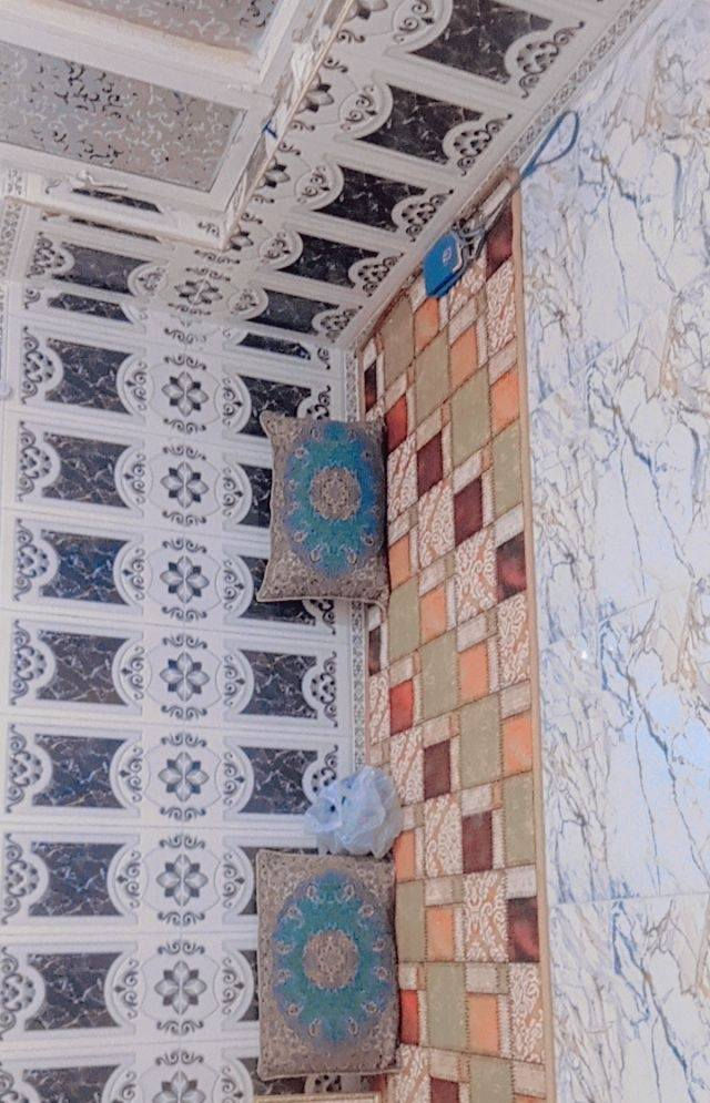 السلام عليكم مشتمل للبيع المتنبي قرب أسواق بيت كيطان يبعد عن ٥٠متر المساحه ٩٠متر بي أستقبال وغرفه ومبطخ وصحيات داخليه وخارجيه ومنور البيت نظيف وبناء جديد السعر ١٩وبي مجال ***********واتساب
