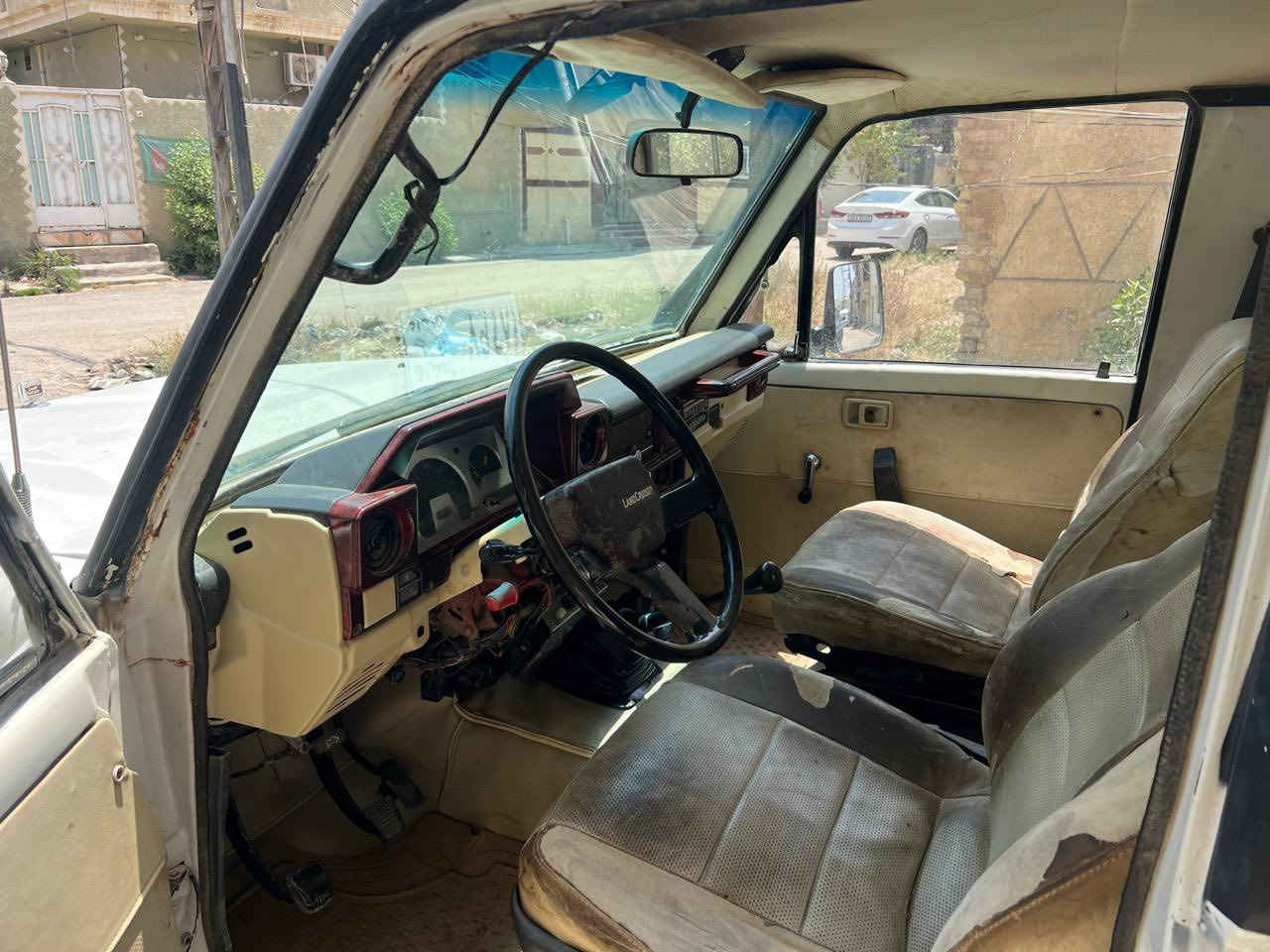 لاندكروز موديل 1983
رقم بغداد صدامي 
ديالى الخالص 
سعر 50بي مجال حك الجيه
***********
