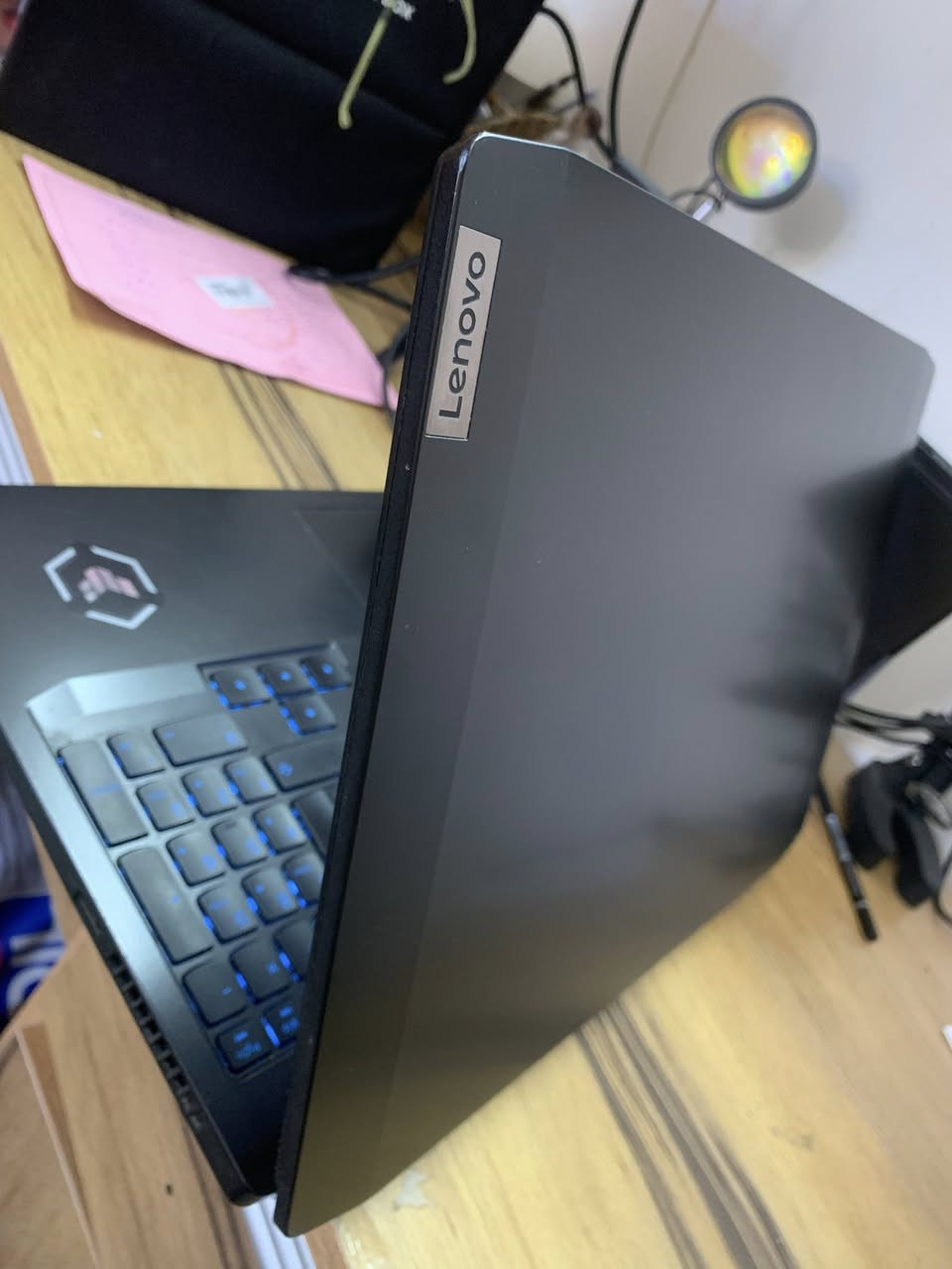 السلام عليكم ورحمه الله
لابتوب الكيمنك من لينوفو فئه ideaPad Gaming 3 
لابتوب نضافه حلوه بدون عطل او خلل مضمون
ياتي بالعتاد الاتي
شاشه حجم 15.6 انش بمعدل تحديث 144فريم الوان خامه Led الوان نقيه
معالج ممتاز من انتل
Core i7-10750H -5.1GHZ BOOSTED 16cpu
من الجيل العاشر فئه H للاداء الثقيل
كرت الشاشه المنفصل احترافي من
Nvidia GTX 1650Ti -4GB FULL PERFORMANCE 
نسخه الTi لتقديم افضل اداء 
رامات سعه 16GB نوع DDR4
دبل هارد الاول 255ssd بالاضافه الى 1000GB HDD 
كيبورد ضوئي وبطاريه تستمر ساعتان عمل 
صوّت ستيريو محيطي
اكيد اللابتوب احترافي بكافه الكيمنك الحديث او برامج الهندسه و المونتاج 
السعر ٥٨٥ الف فقط
بغداد الشرطه الخامسه ويوجد توصيل
🚚 
تواصل***********
