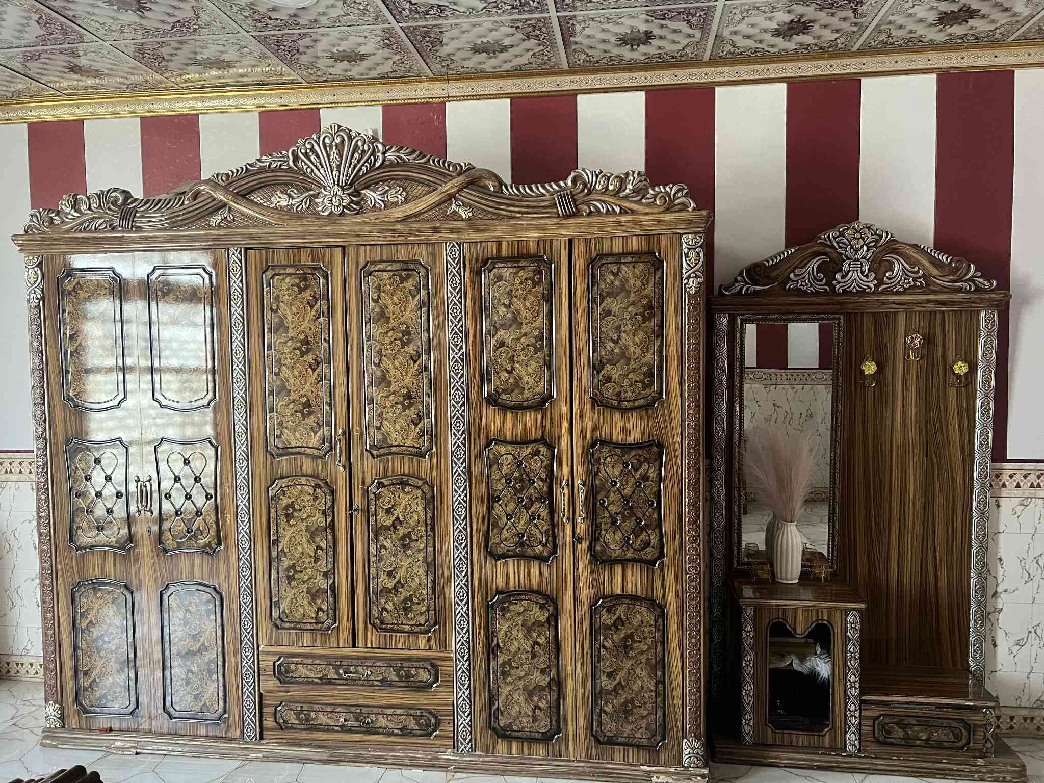 غرفه تركي للبيع سعر ٣٥٠ وبيه مجال
 *********** بي واتساب
