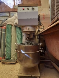 خلاط عجين • نظيف • صواني وقوالب