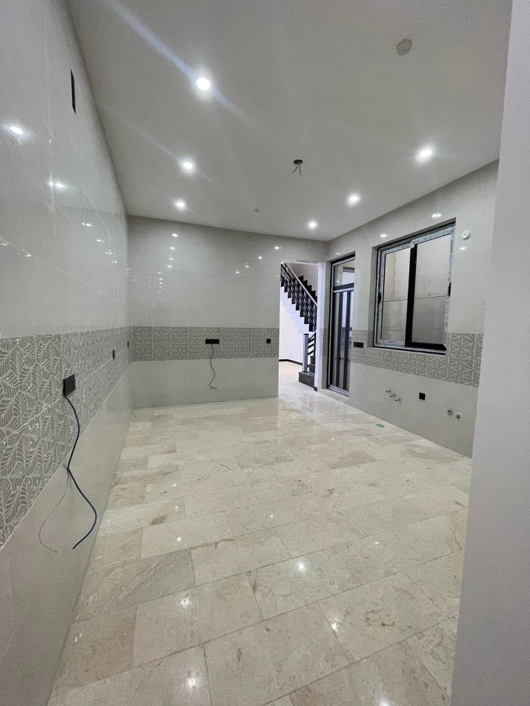 دار 150 متر للبيع واجهة 6 مدخلين
عرض الشارع 15 م مقابيلة تشجير 

 يحتوي  على هول صالة

 منور مطبخ وخدمات عدد 4 غرف نوم عدد 4 

حي الجهاد الضباط مجاور شقق حي صدام

للاستفسار  *********** واتساب
