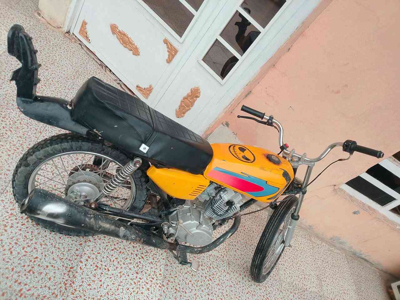 السلام عليكم دراجه نامه لبيع موديل 21 اوراق مابيه بس مكفوله من دراجه خير من الله من شلعه من معدل السعر 250 بيه مجال مكاني ديالى بعقوبه  
***********
بيه نقص بس جبنه مال كير وعندك الزنجيل طويل بس ما يفلت
