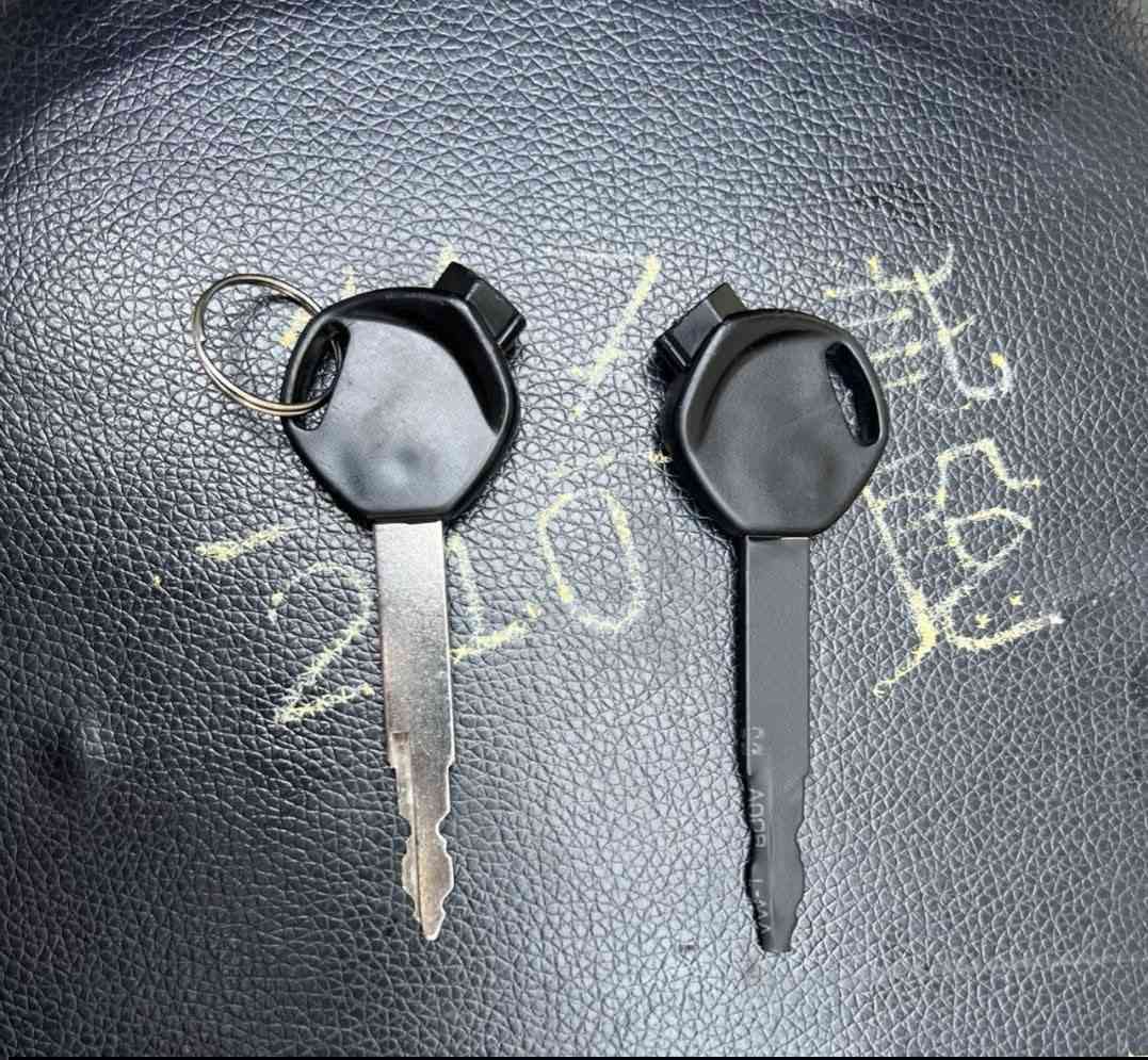 سلام وعليكم دراجه بريز للبيع مكفوله كفاله عامه من مكينه وكفرات مختمه وختم واحد دراجه كابريتر ولبريك الامامي دسك لونه ابيض ومضلل الشاير واللايت الامامي تضليل لزك ماشيه 12 بيه سوچين ملاحضه دراجه رمبه +المكاتبه والمنيفيس السعر خاص ***********
