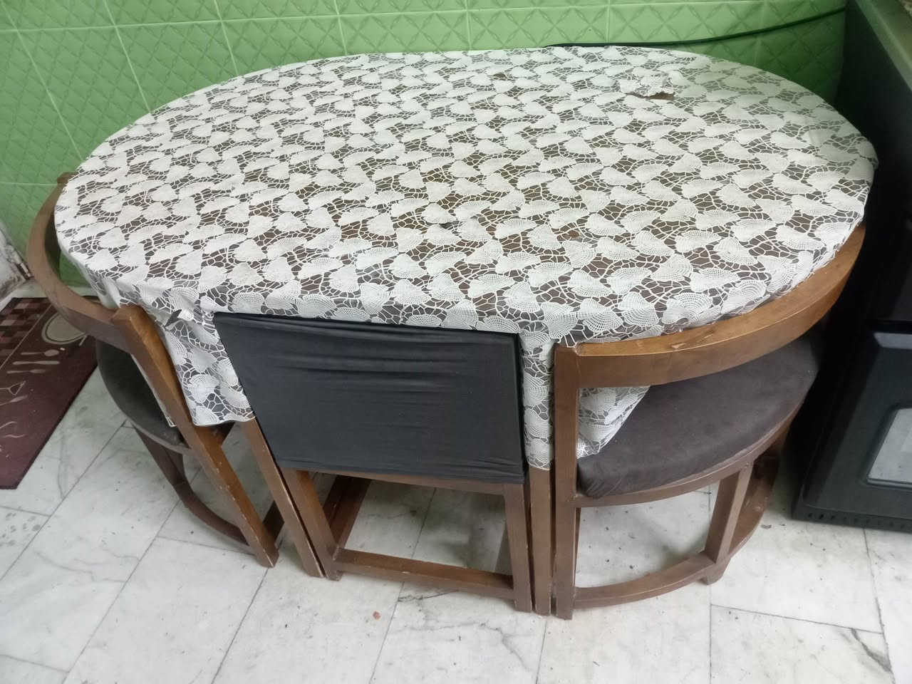 ميز طعام بيضوي ٦كراسي خشب للبيع بسعر ٦٠ الف وبيهة مجال ملاحظة كرسي نقص للتواصل مازنجر او على رقم الواتساب ***********
