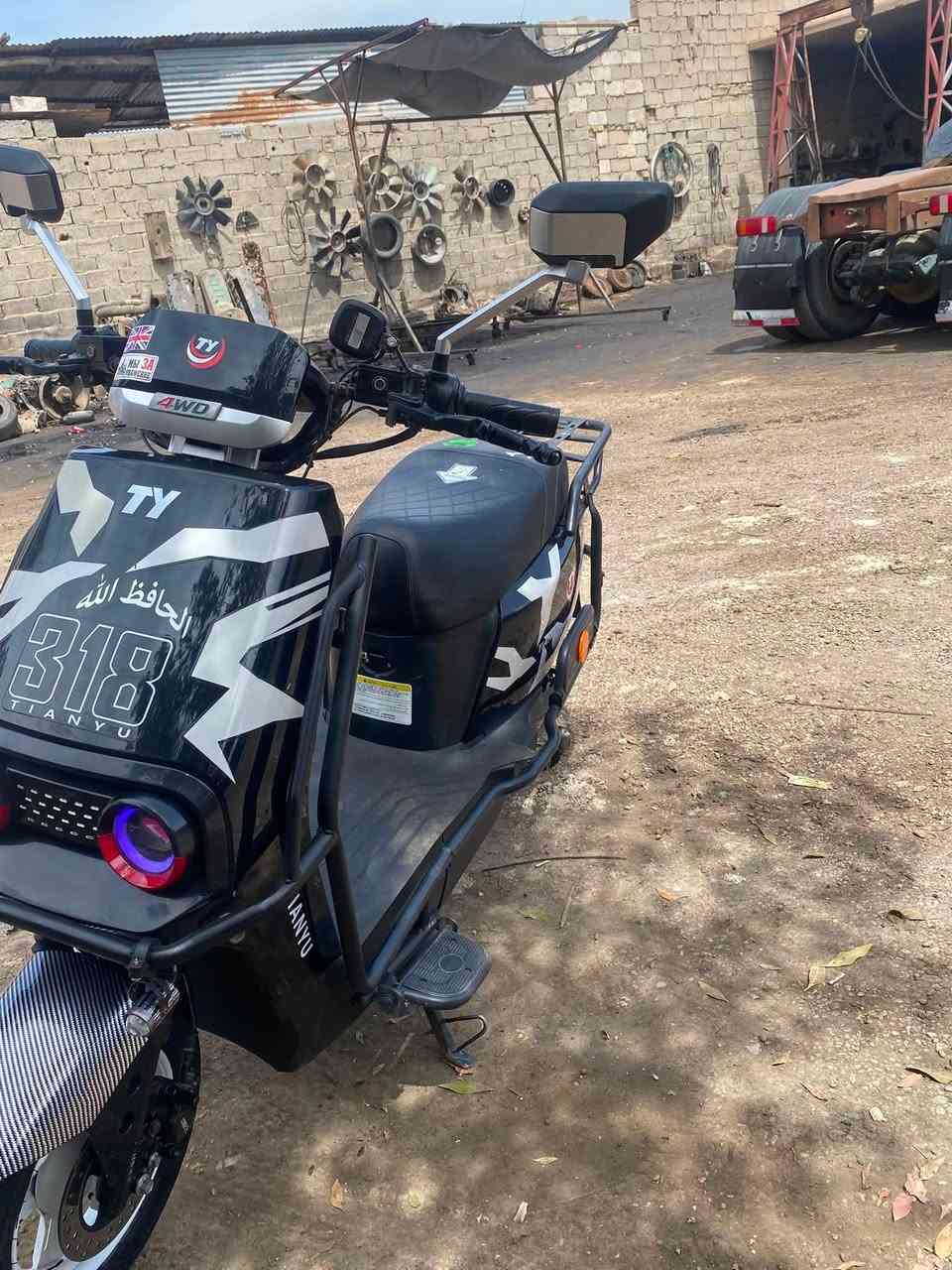 سلام عليكم دراجه شحن للبيع نوع سكنس 318 فول مواصفات  دراجه بعدها بل لايلون ست بطاريات 🔋 فول بس بيهن نفخه بصيطه بس كلهن يقرن فول بصمتين تشغيل عن بعد عقل رياظي السعر 500 بيه مجال العنوان حي شهداء قرب جامع التقوى الرقم ***********
