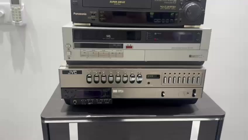 هذه الأجهزة هي أجهزة فيديو قديمة (VCRs) ماركة باناسونيك وجي في سي، وتعتبر من المقتنيات الكلاسيكية لعرض وتسجيل أشرطة VHS.  المجموع 4 
( السعر 75 الف ) 
لا اعلم بهم يشتغلن او لا


**إذا كنت صاحب هذا الإعلان وتريد حذفه لأي سبب، رجاءا أرسل رسالة إلى الدعم الفني**