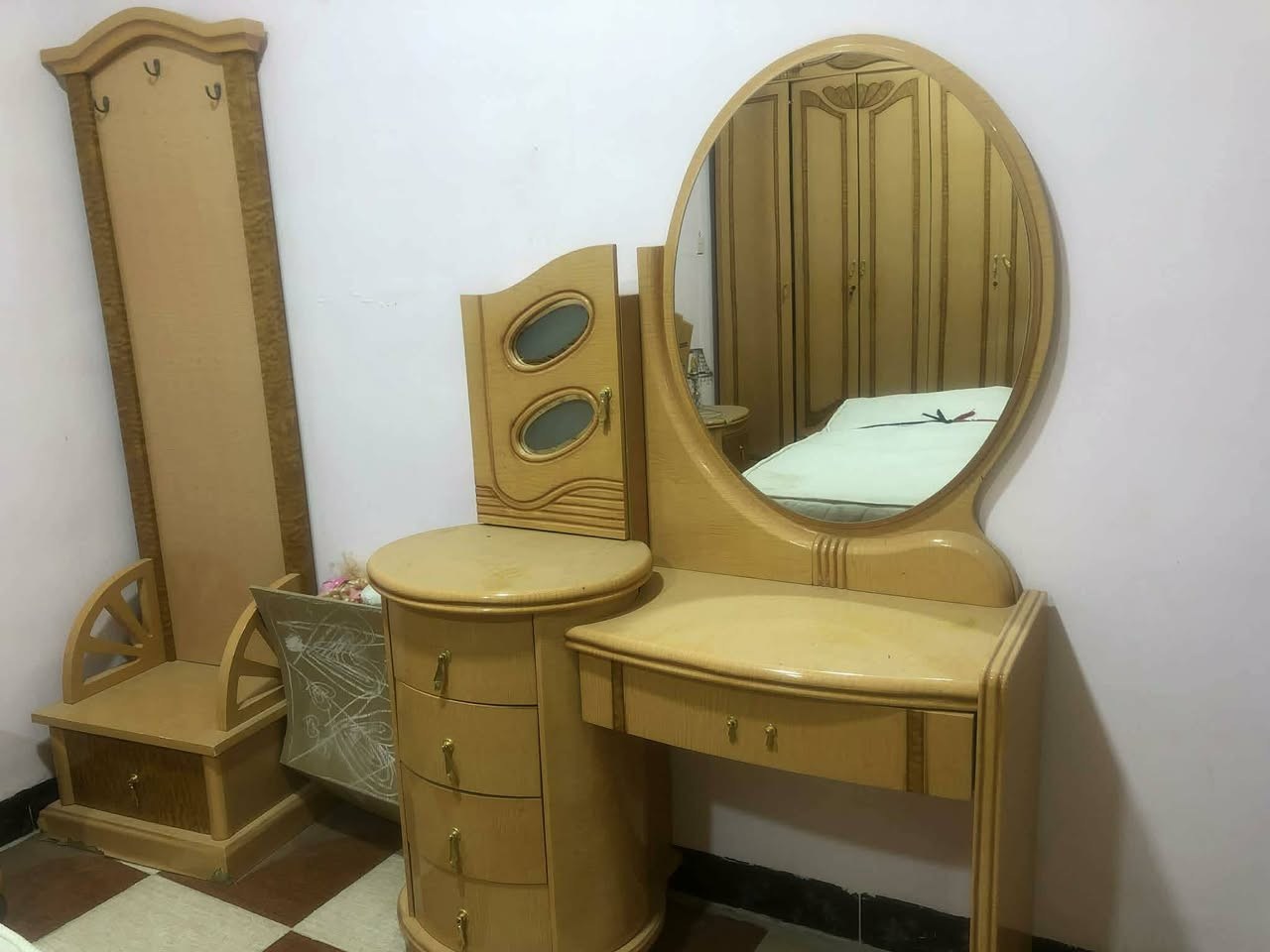 غرفە نوم ٦ قطعات كامل ویه دوشك
عنوان طوز خورماتو سوق جمهورية حسن قوان قرب اشتي مول
‏مراسله خاص او واتساب ***********

