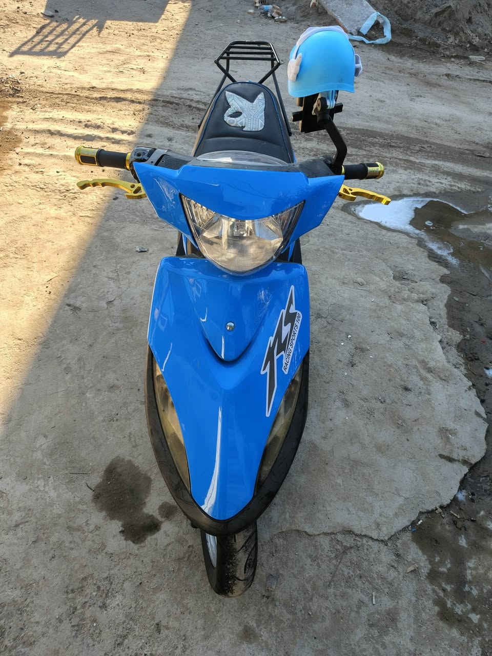 سلام عليكم للبيع دراجه ماكس عدله شلعه ومعدل نضافته موضحه بلصوره سلف وهندر بأي وقت السعر ٦٥٠ وبيه مجال قليل الشراي يتصل *********** مكاني الدوره
