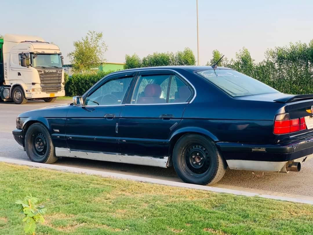 سلام عليكم BMW525اصل بليته وسنويه موديل 1993مسكر فانوس  كير اتو   فتحه شغاله سنتر  لوك شغال بيها منضومه صوت كزوز رياضي  سعر ٤٠وبيها مجال قليل  سنويه ٢٨. رقم الهاتف ***********مكان سياره النجف الاشرف واتساب موجود  مراوس هم ترهم بس مو bmw
