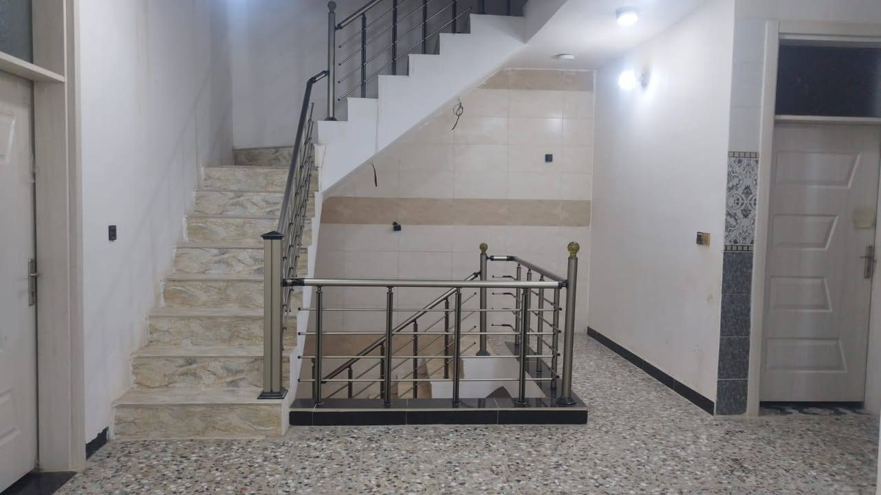 السلام عليكم
بيت للبيع المساحة 200 متر  الواجهة 10 والنزال 20 الموقع مميز في سبع البور  الضباط الجديدة  رقم العقار 16،920
نافذ على شارع 60 وعلى شارع 40 في سنتر سبع البور ضهر البيت مستشفى الجوادين والقطاع الصحي بالقرب من مطبعة الرواد 
البيت بناء حديث سنة 2023 البيت كامل من كل شيء 
تأسيس كاميرات دفن
مدخل البيت ابواب قاصة
تاسيس سبالت دفن
تاسيس ستلايت دفن
ابواب الغرف خشب تركي درجة اولى
شتايكر كامل كل اسطح البيت 
الارضية كاشي عراقي 
تاسيس غسالة اوتوماتيك
مطبخ حار  مع مطبخ بارد
الطابق الارضي سيراميك من الارضية الى السقف
يحتوي الدار على 3 حمامات مساحة كل حمام 4×2.5 ويحتوي على كراج سيارة  
واربع غرف نوم ومطبخ كبير واستقبال كبير  وهول للضيوف 
نقص البيت فقط واجهة مابي
 السطح والمناور  وخارج البيتونة ملبوخ كامل
البيت متعوب عليه سند بأسمي اجازة بناء طابو صرف على طاپو الكاضمية 
هدية مع البيت الكاونتر مع سخان 
السعر ع الخاص او الاتصال على الرقم ***********
اسف لعدم ذكر السعر بسبب اصحاب التعليقات السلبية
